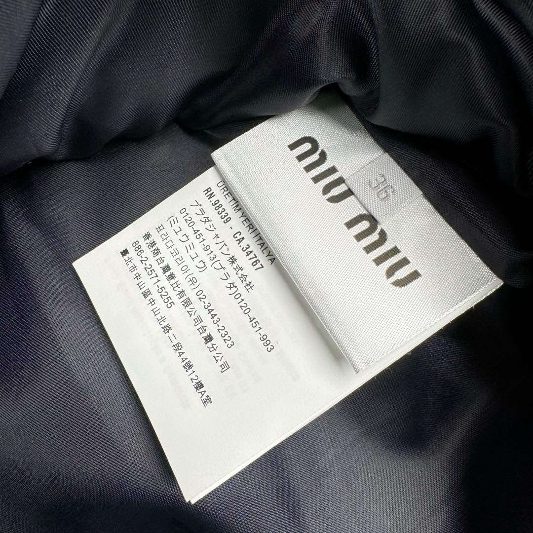 图片[14]-＃GD广顶 MIU MIU 缪缪 Logo刺绣衬衫领纽扣合身长袖夹克外套 海军蓝色 面料采用定制棉锦纶混纺 特定光线下有光泽感 做工非常复杂 所有裁片半成品中烫并且做激光定位开口袋 自购特种机logo并非市场绣花机做的logo（正品的miumiu所有款式，miu字母下方都没有一圈线 有线是因为市场货全部采用绣花机 绣花机需要先上一圈线来定位）纽扣定制开模工字扣 颜色并非古铜 比古铜色更偏金色一点 领口下摆双层手缝工艺 一天一个阿姨只能缝几个袖子 一件衣服仅袖口领口就要几十块手工费 尺码：36 38 40 42-选品中心