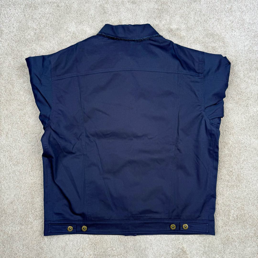 图片[3]-＃GD广顶 MIU MIU 缪缪 Logo刺绣衬衫领纽扣合身长袖夹克外套 海军蓝色 面料采用定制棉锦纶混纺 特定光线下有光泽感 做工非常复杂 所有裁片半成品中烫并且做激光定位开口袋 自购特种机logo并非市场绣花机做的logo（正品的miumiu所有款式，miu字母下方都没有一圈线 有线是因为市场货全部采用绣花机 绣花机需要先上一圈线来定位）纽扣定制开模工字扣 颜色并非古铜 比古铜色更偏金色一点 领口下摆双层手缝工艺 一天一个阿姨只能缝几个袖子 一件衣服仅袖口领口就要几十块手工费 尺码：36 38 40 42-选品中心