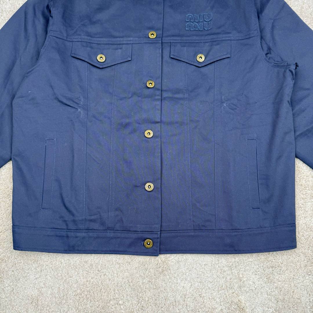 图片[7]-＃GD广顶 MIU MIU 缪缪 Logo刺绣衬衫领纽扣合身长袖夹克外套 海军蓝色 面料采用定制棉锦纶混纺 特定光线下有光泽感 做工非常复杂 所有裁片半成品中烫并且做激光定位开口袋 自购特种机logo并非市场绣花机做的logo（正品的miumiu所有款式，miu字母下方都没有一圈线 有线是因为市场货全部采用绣花机 绣花机需要先上一圈线来定位）纽扣定制开模工字扣 颜色并非古铜 比古铜色更偏金色一点 领口下摆双层手缝工艺 一天一个阿姨只能缝几个袖子 一件衣服仅袖口领口就要几十块手工费 尺码：36 38 40 42-选品中心
