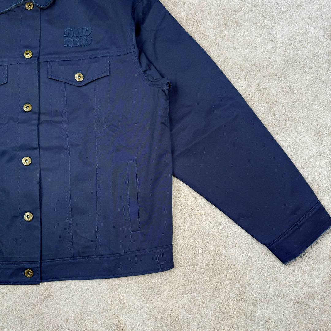 图片[5]-＃GD广顶 MIU MIU 缪缪 Logo刺绣衬衫领纽扣合身长袖夹克外套 海军蓝色 面料采用定制棉锦纶混纺 特定光线下有光泽感 做工非常复杂 所有裁片半成品中烫并且做激光定位开口袋 自购特种机logo并非市场绣花机做的logo（正品的miumiu所有款式，miu字母下方都没有一圈线 有线是因为市场货全部采用绣花机 绣花机需要先上一圈线来定位）纽扣定制开模工字扣 颜色并非古铜 比古铜色更偏金色一点 领口下摆双层手缝工艺 一天一个阿姨只能缝几个袖子 一件衣服仅袖口领口就要几十块手工费 尺码：36 38 40 42-选品中心