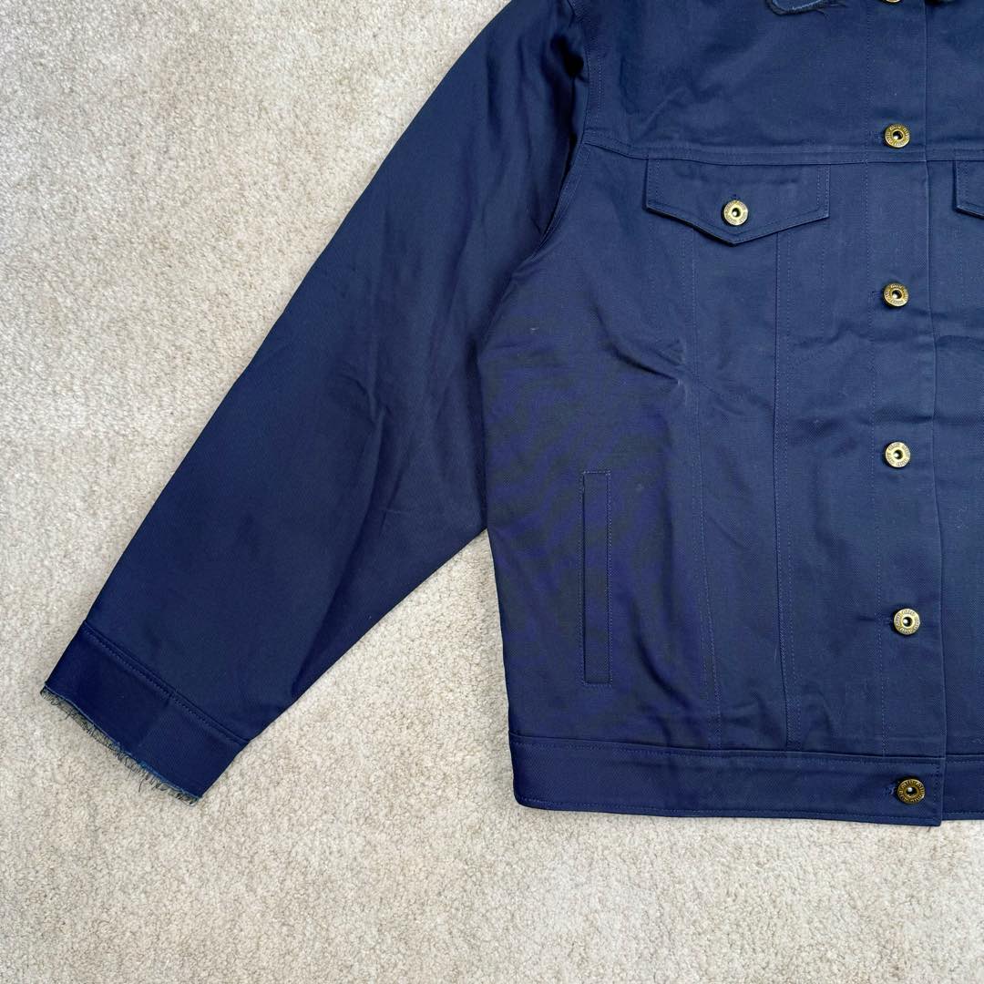 图片[4]-＃GD广顶 MIU MIU 缪缪 Logo刺绣衬衫领纽扣合身长袖夹克外套 海军蓝色 面料采用定制棉锦纶混纺 特定光线下有光泽感 做工非常复杂 所有裁片半成品中烫并且做激光定位开口袋 自购特种机logo并非市场绣花机做的logo（正品的miumiu所有款式，miu字母下方都没有一圈线 有线是因为市场货全部采用绣花机 绣花机需要先上一圈线来定位）纽扣定制开模工字扣 颜色并非古铜 比古铜色更偏金色一点 领口下摆双层手缝工艺 一天一个阿姨只能缝几个袖子 一件衣服仅袖口领口就要几十块手工费 尺码：36 38 40 42-选品中心