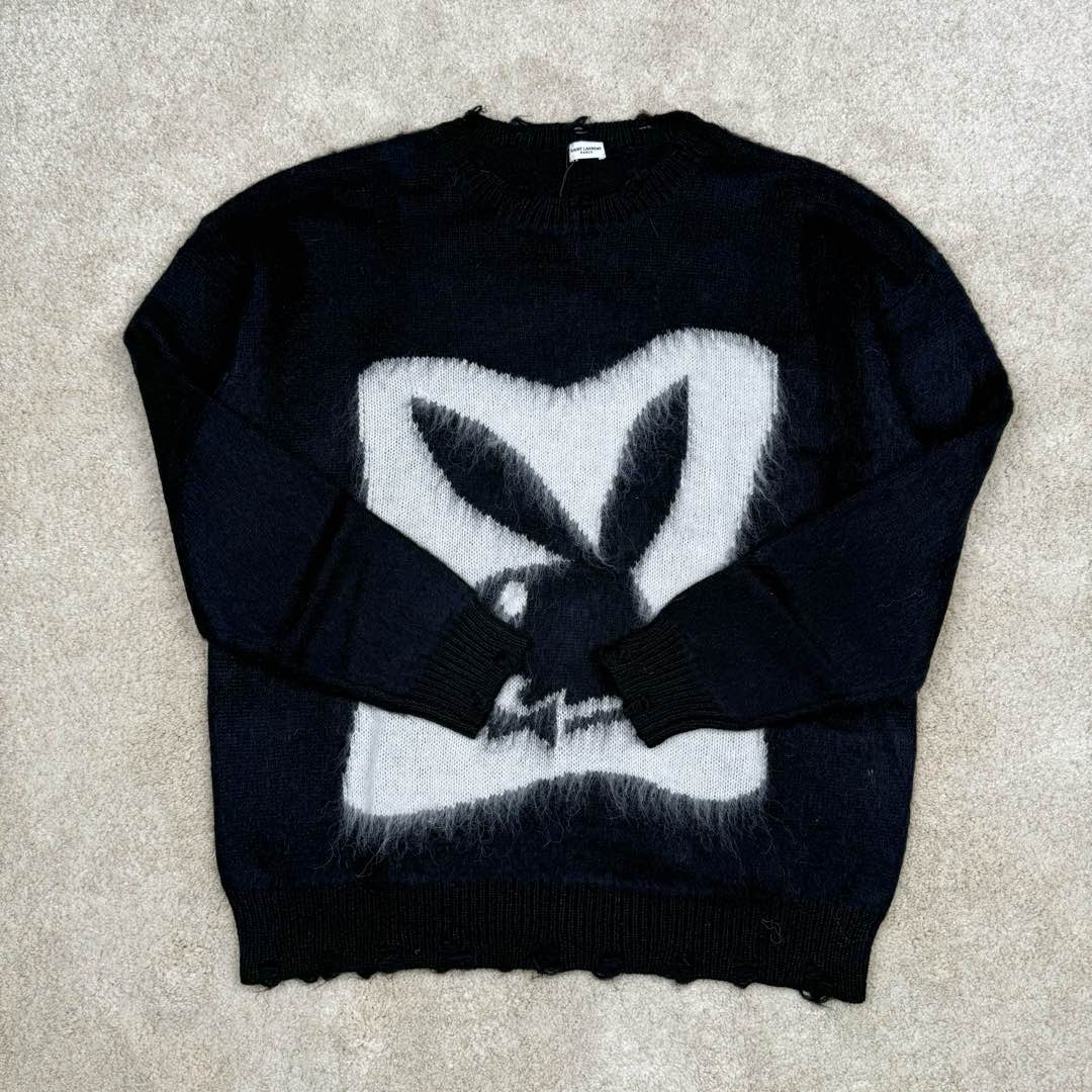 图片[2]-＃GD广顶 SAINT LAURENT 圣罗兰 FW22 圆领卡通落肩长袖毛衣 男女同款 毛料选用【20%马海 20%羊毛混纺纱线、60%锦纶纱线】采用最新2022年【Cixing7G机器】进行编织 以【13把沙嘴】进行单边嵌花 每件耗时【150分钟】方可织出【平行均速编织】不像那些普通电脑横机织出来 为了效率赶货 速度开到极限 织出来的衣片针路大小不一 走字码 花片情况 我们的整件衣服 衣片的纹路清洗、不走字码、不会出现衣片花片的情况 大大的保障了衣片的质感 纹路的清晰 尺码：XS S M L-选品中心