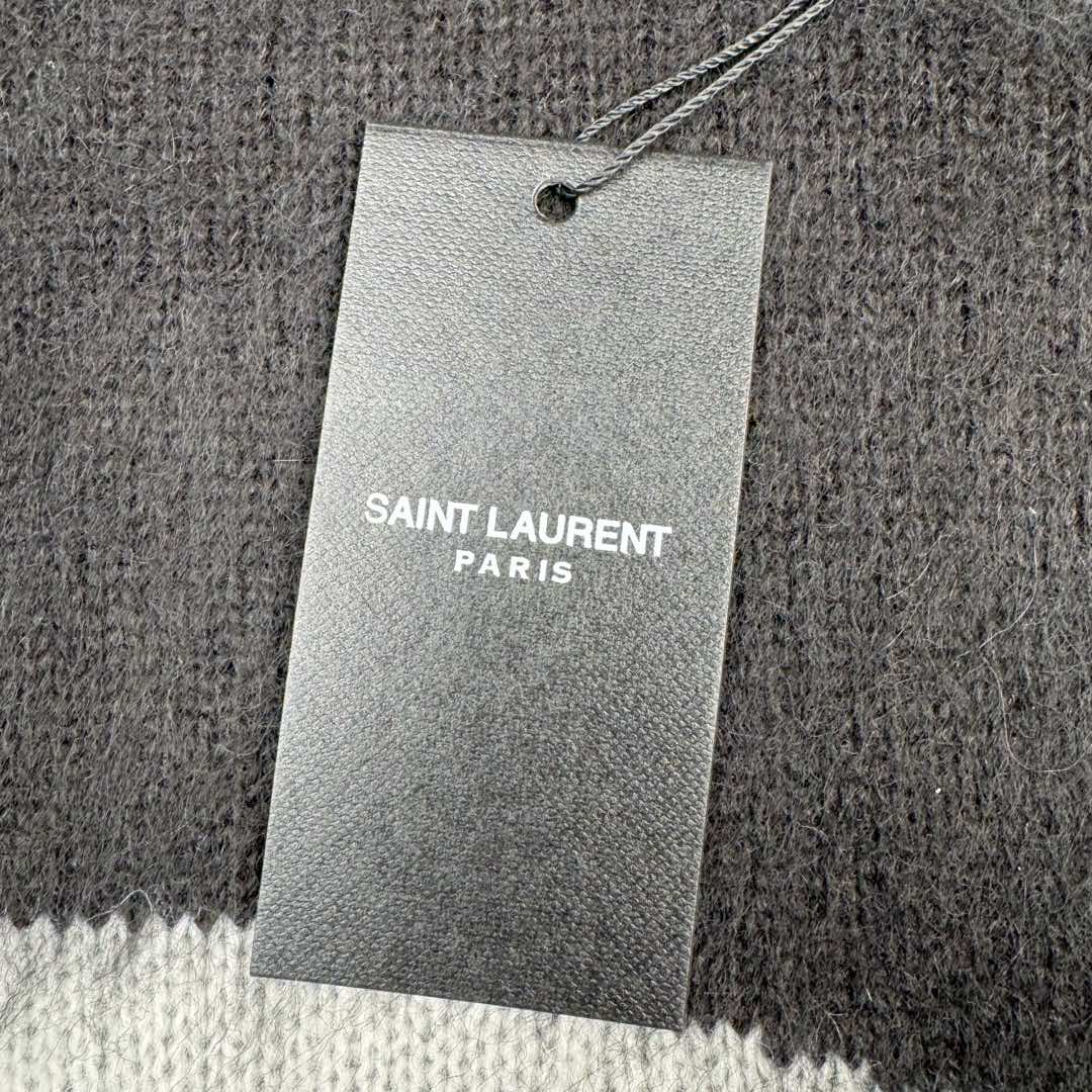 图片[12]-＃GD广顶 SAINT LAURENT 圣罗兰 FW22 圆领卡通落肩长袖毛衣 男女同款 毛料选用【20%马海 20%羊毛混纺纱线、60%锦纶纱线】采用最新2022年【Cixing7G机器】进行编织 以【13把沙嘴】进行单边嵌花 每件耗时【150分钟】方可织出【平行均速编织】不像那些普通电脑横机织出来 为了效率赶货 速度开到极限 织出来的衣片针路大小不一 走字码 花片情况 我们的整件衣服 衣片的纹路清洗、不走字码、不会出现衣片花片的情况 大大的保障了衣片的质感 纹路的清晰 尺码：XS S M L-选品中心