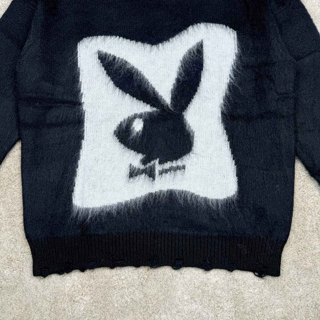 图片[7]-＃GD广顶 SAINT LAURENT 圣罗兰 FW22 圆领卡通落肩长袖毛衣 男女同款 毛料选用【20%马海 20%羊毛混纺纱线、60%锦纶纱线】采用最新2022年【Cixing7G机器】进行编织 以【13把沙嘴】进行单边嵌花 每件耗时【150分钟】方可织出【平行均速编织】不像那些普通电脑横机织出来 为了效率赶货 速度开到极限 织出来的衣片针路大小不一 走字码 花片情况 我们的整件衣服 衣片的纹路清洗、不走字码、不会出现衣片花片的情况 大大的保障了衣片的质感 纹路的清晰 尺码：XS S M L-选品中心