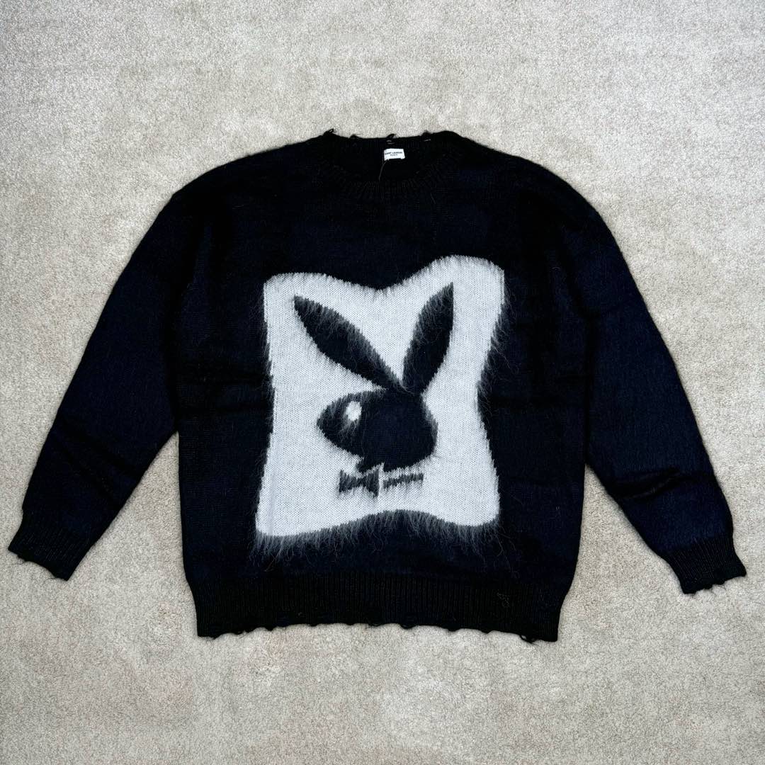 ＃GD广顶 SAINT LAURENT 圣罗兰 FW22 圆领卡通落肩长袖毛衣 男女同款 毛料选用【20%马海 20%羊毛混纺纱线、60%锦纶纱线】采用最新2022年【Cixing7G机器】进行编织 以【13把沙嘴】进行单边嵌花 每件耗时【150分钟】方可织出【平行均速编织】不像那些普通电脑横机织出来 为了效率赶货 速度开到极限 织出来的衣片针路大小不一 走字码 花片情况 我们的整件衣服 衣片的纹路清洗、不走字码、不会出现衣片花片的情况 大大的保障了衣片的质感 纹路的清晰 尺码：XS S M L-选品中心