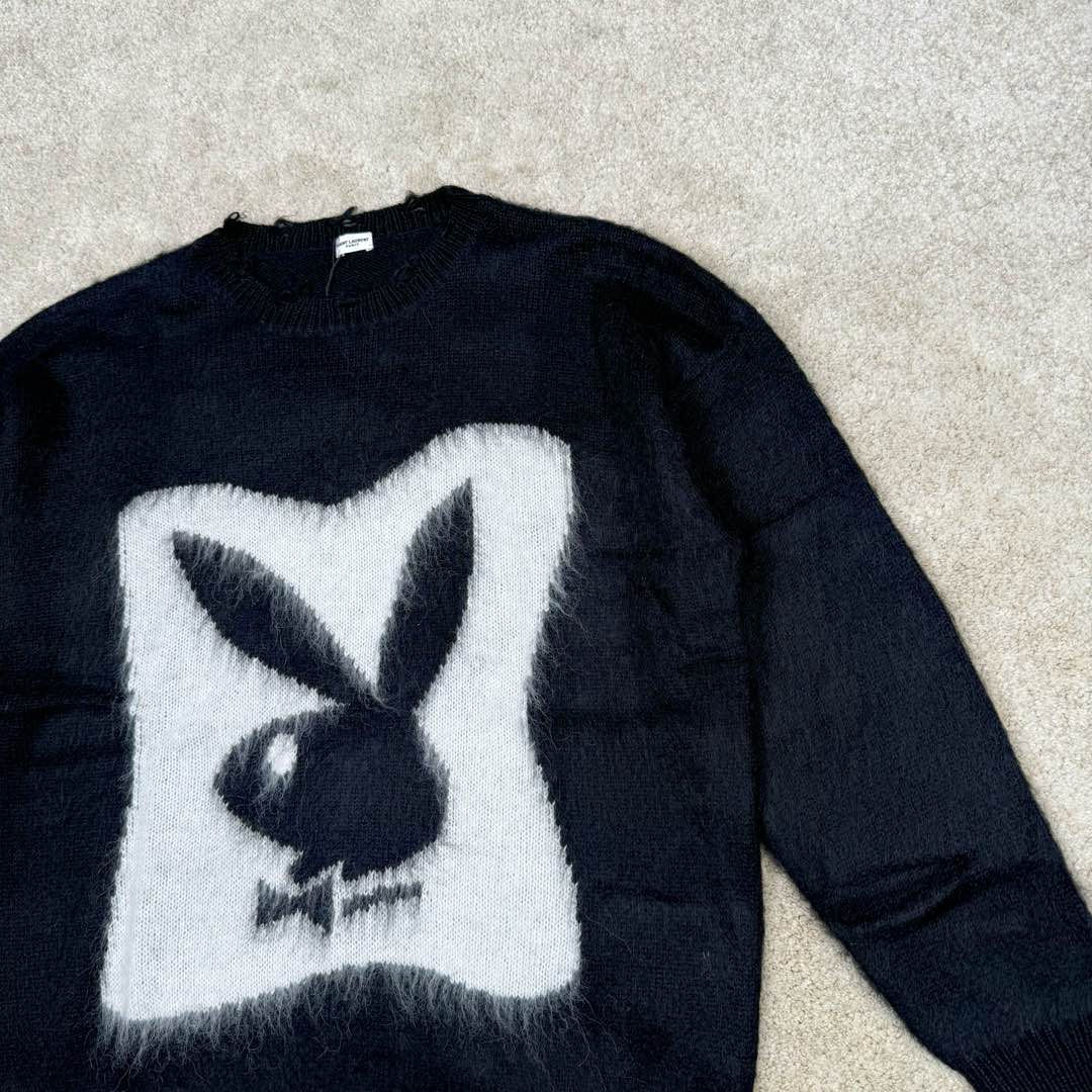 图片[8]-＃GD广顶 SAINT LAURENT 圣罗兰 FW22 圆领卡通落肩长袖毛衣 男女同款 毛料选用【20%马海 20%羊毛混纺纱线、60%锦纶纱线】采用最新2022年【Cixing7G机器】进行编织 以【13把沙嘴】进行单边嵌花 每件耗时【150分钟】方可织出【平行均速编织】不像那些普通电脑横机织出来 为了效率赶货 速度开到极限 织出来的衣片针路大小不一 走字码 花片情况 我们的整件衣服 衣片的纹路清洗、不走字码、不会出现衣片花片的情况 大大的保障了衣片的质感 纹路的清晰 尺码：XS S M L-选品中心