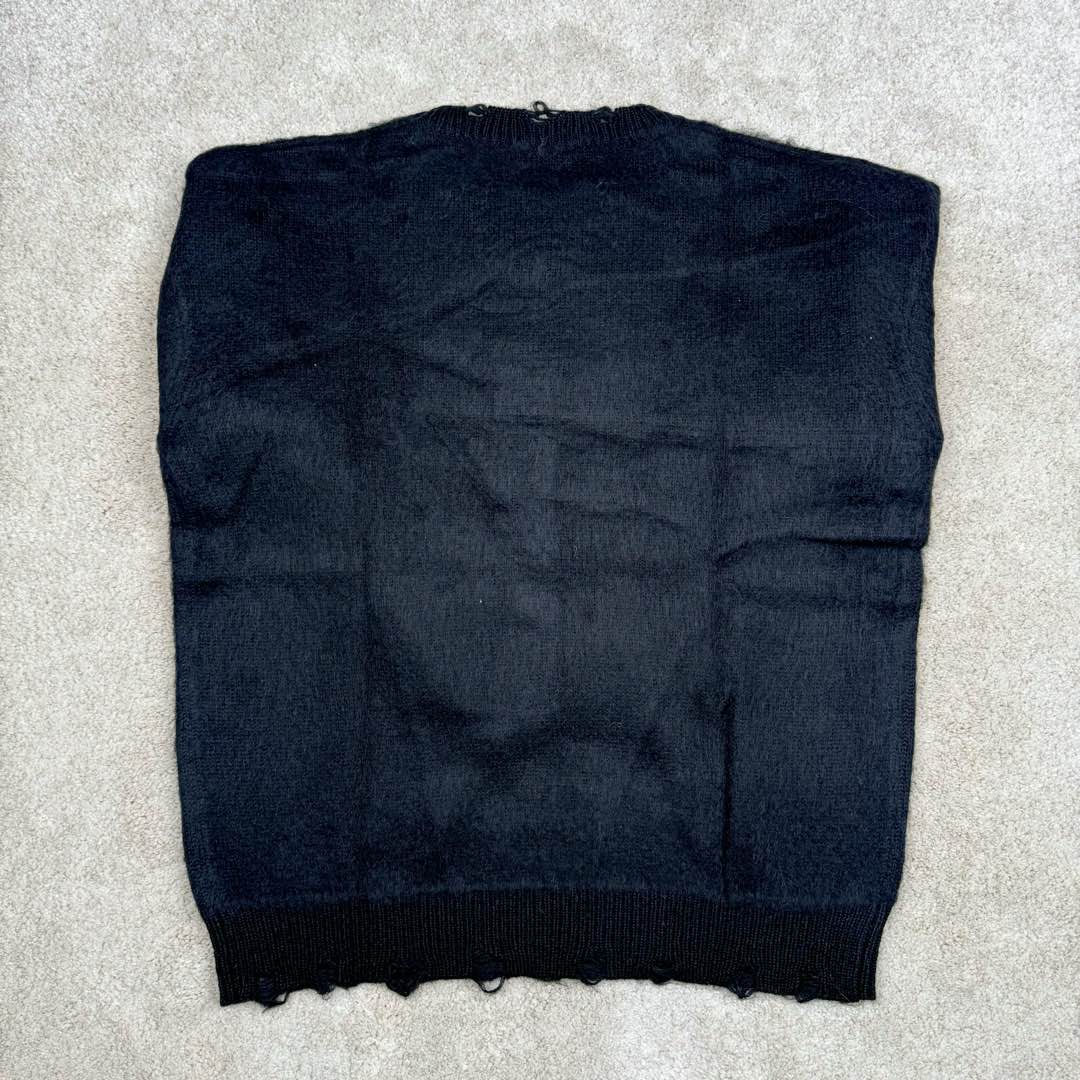 图片[3]-＃GD广顶 SAINT LAURENT 圣罗兰 FW22 圆领卡通落肩长袖毛衣 男女同款 毛料选用【20%马海 20%羊毛混纺纱线、60%锦纶纱线】采用最新2022年【Cixing7G机器】进行编织 以【13把沙嘴】进行单边嵌花 每件耗时【150分钟】方可织出【平行均速编织】不像那些普通电脑横机织出来 为了效率赶货 速度开到极限 织出来的衣片针路大小不一 走字码 花片情况 我们的整件衣服 衣片的纹路清洗、不走字码、不会出现衣片花片的情况 大大的保障了衣片的质感 纹路的清晰 尺码：XS S M L-选品中心