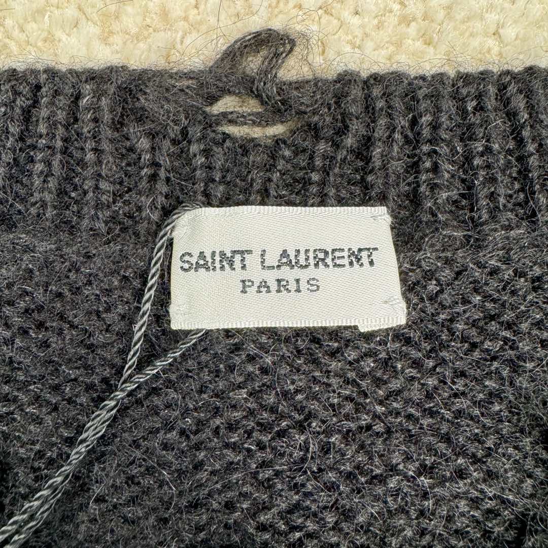 图片[11]-＃GD广顶 SAINT LAURENT 圣罗兰 FW22 圆领卡通落肩长袖毛衣 男女同款 毛料选用【20%马海 20%羊毛混纺纱线、60%锦纶纱线】采用最新2022年【Cixing7G机器】进行编织 以【13把沙嘴】进行单边嵌花 每件耗时【150分钟】方可织出【平行均速编织】不像那些普通电脑横机织出来 为了效率赶货 速度开到极限 织出来的衣片针路大小不一 走字码 花片情况 我们的整件衣服 衣片的纹路清洗、不走字码、不会出现衣片花片的情况 大大的保障了衣片的质感 纹路的清晰 尺码：XS S M L-选品中心