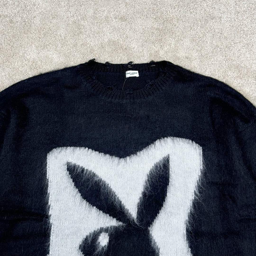 图片[4]-＃GD广顶 SAINT LAURENT 圣罗兰 FW22 圆领卡通落肩长袖毛衣 男女同款 毛料选用【20%马海 20%羊毛混纺纱线、60%锦纶纱线】采用最新2022年【Cixing7G机器】进行编织 以【13把沙嘴】进行单边嵌花 每件耗时【150分钟】方可织出【平行均速编织】不像那些普通电脑横机织出来 为了效率赶货 速度开到极限 织出来的衣片针路大小不一 走字码 花片情况 我们的整件衣服 衣片的纹路清洗、不走字码、不会出现衣片花片的情况 大大的保障了衣片的质感 纹路的清晰 尺码：XS S M L-选品中心