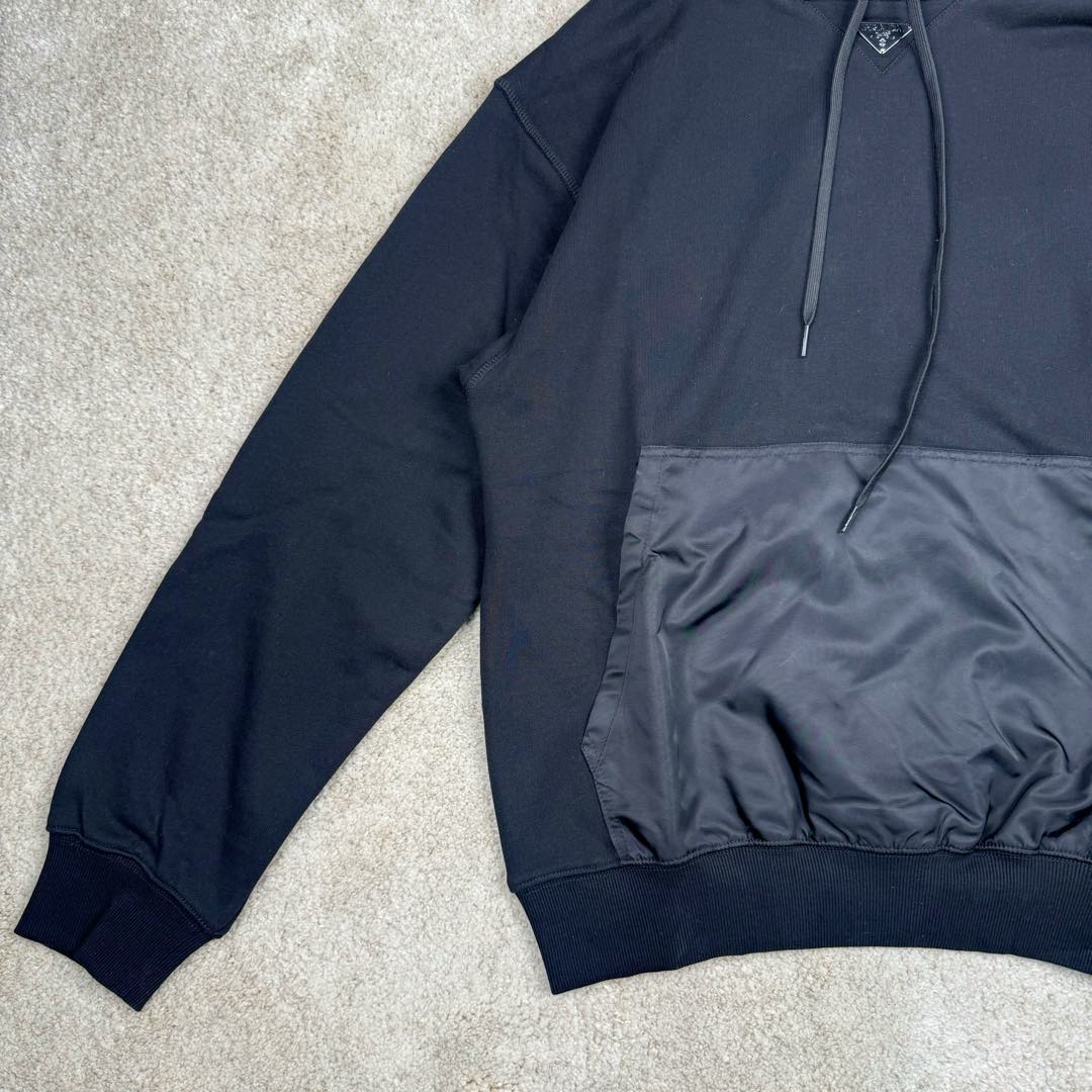 图片[5]-＃GD广顶 PRADA普拉达 FW23 徽标字母连帽抽绳宽松卫衣 面料采用460克双纱长绒棉 拼接prada家经典环保再生尼龙材质 双层帽型 定制抽绳 定制螺纹下摆 领标全部手工缝制 尺码：S M L XL-选品中心