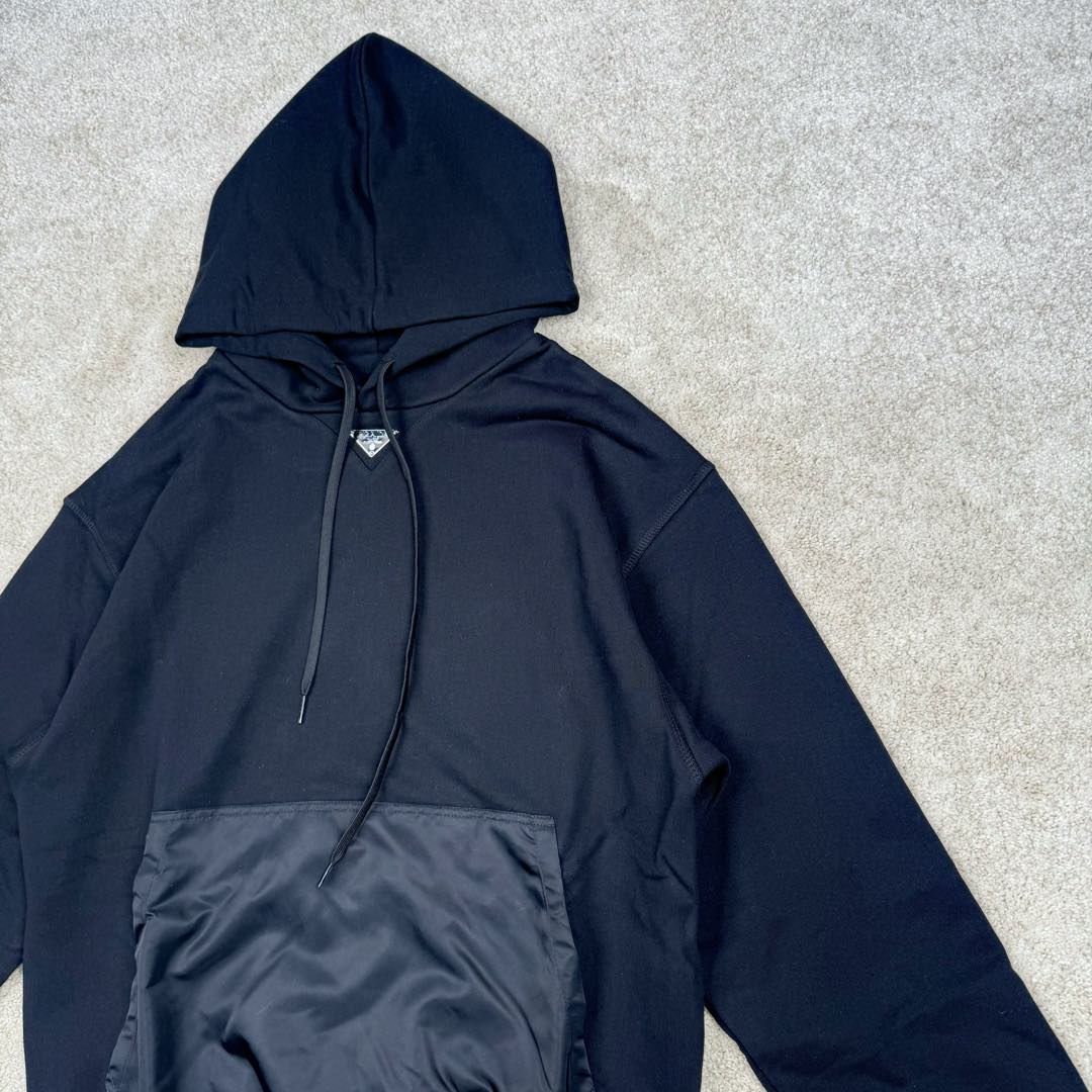 图片[8]-＃GD广顶 PRADA普拉达 FW23 徽标字母连帽抽绳宽松卫衣 面料采用460克双纱长绒棉 拼接prada家经典环保再生尼龙材质 双层帽型 定制抽绳 定制螺纹下摆 领标全部手工缝制 尺码：S M L XL-选品中心