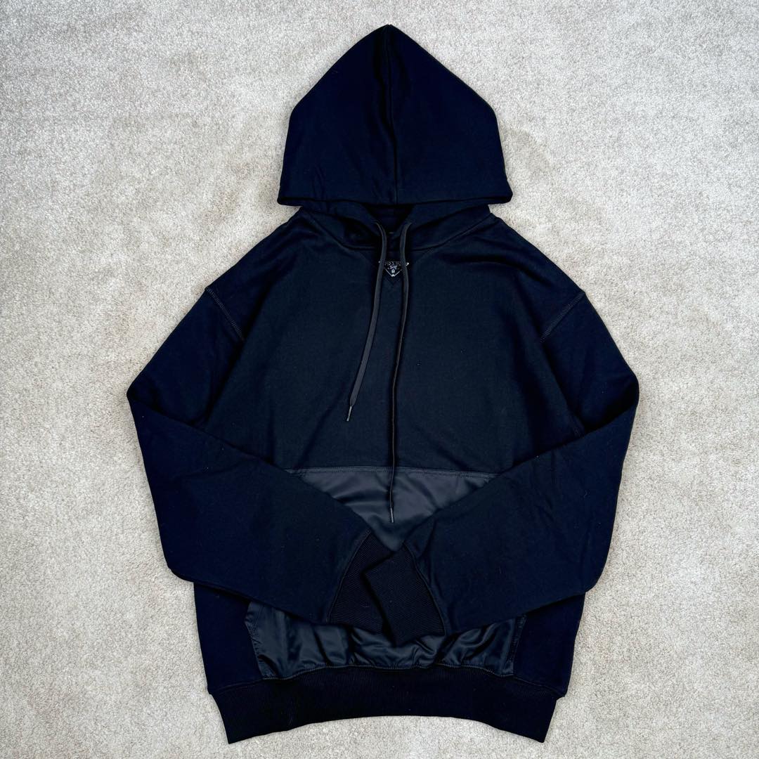 图片[2]-＃GD广顶 PRADA普拉达 FW23 徽标字母连帽抽绳宽松卫衣 面料采用460克双纱长绒棉 拼接prada家经典环保再生尼龙材质 双层帽型 定制抽绳 定制螺纹下摆 领标全部手工缝制 尺码：S M L XL-选品中心