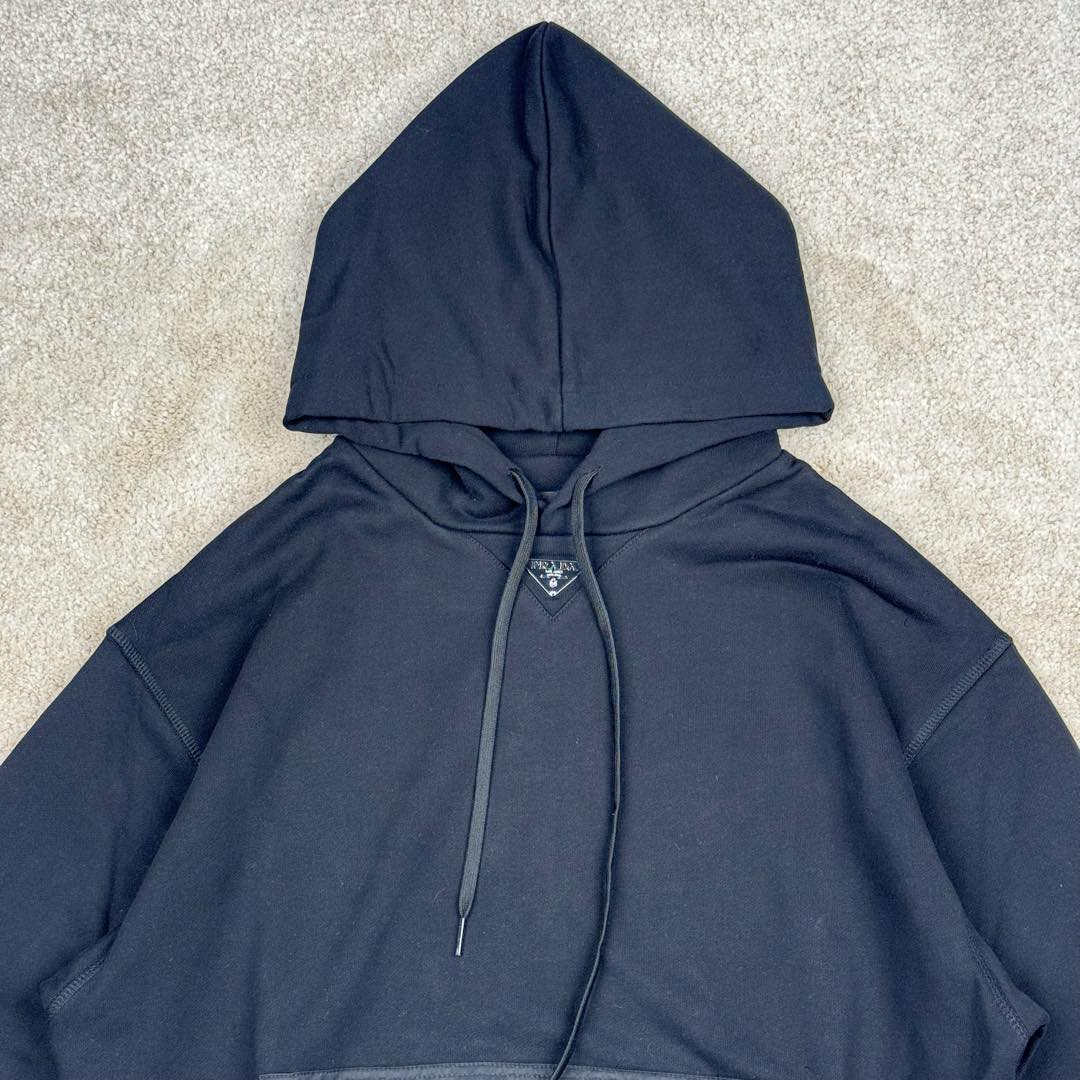 图片[4]-＃GD广顶 PRADA普拉达 FW23 徽标字母连帽抽绳宽松卫衣 面料采用460克双纱长绒棉 拼接prada家经典环保再生尼龙材质 双层帽型 定制抽绳 定制螺纹下摆 领标全部手工缝制 尺码：S M L XL-选品中心