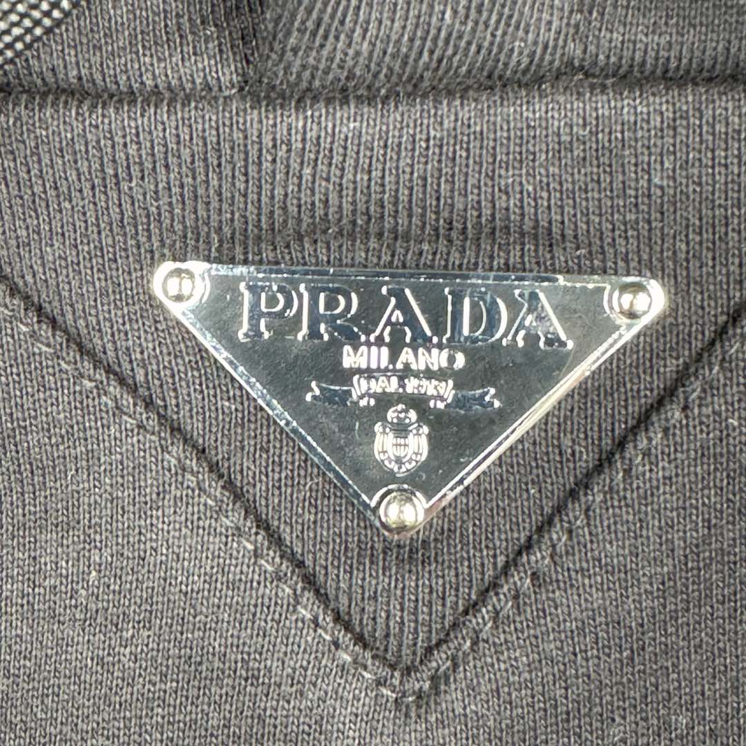 图片[9]-＃GD广顶 PRADA普拉达 FW23 徽标字母连帽抽绳宽松卫衣 面料采用460克双纱长绒棉 拼接prada家经典环保再生尼龙材质 双层帽型 定制抽绳 定制螺纹下摆 领标全部手工缝制 尺码：S M L XL-选品中心