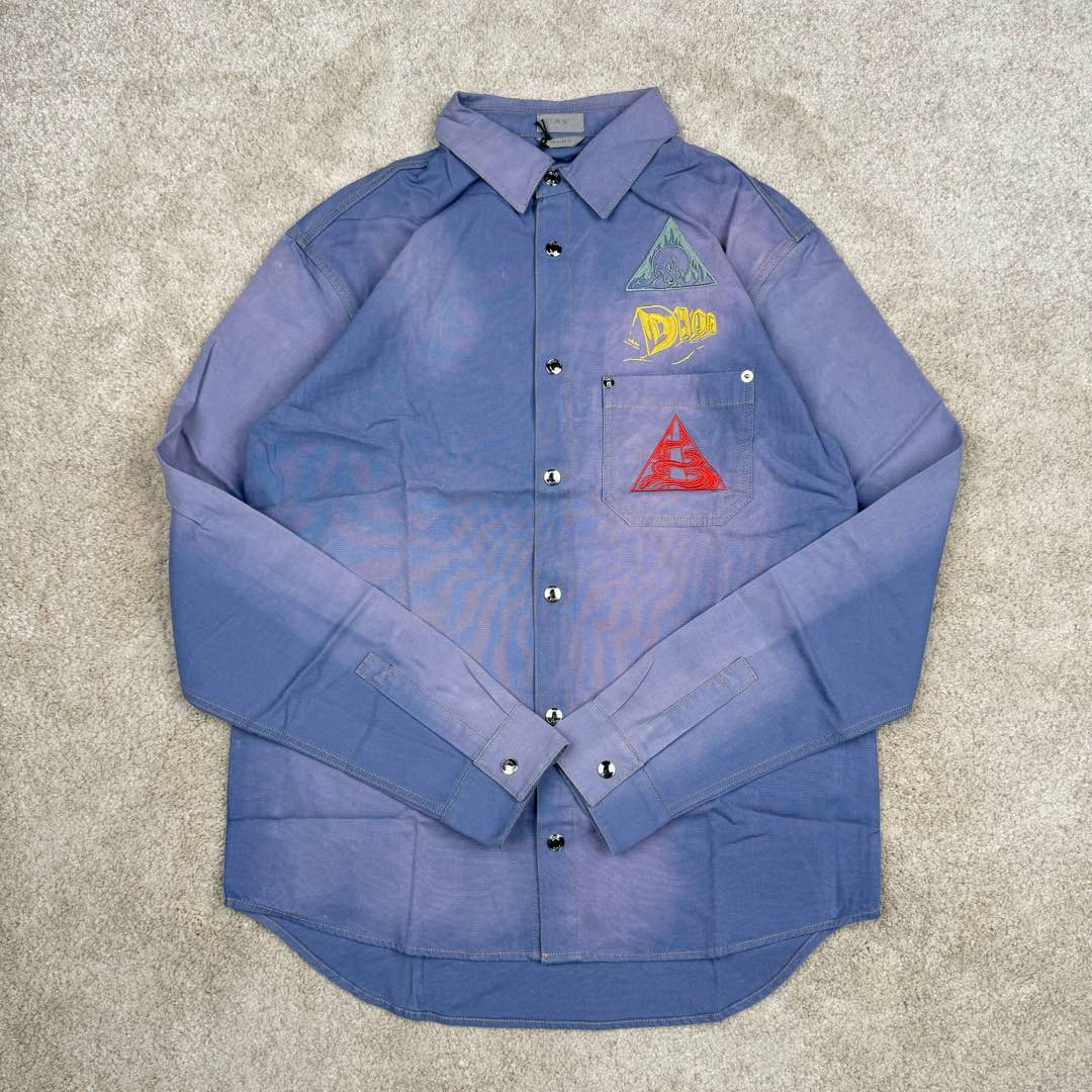 图片[2]-＃GD广顶 DIOR迪奥纯色图案印花尖领长袖衬衫 浅蓝色【淡蓝色宇宙沙漠衬衫】官网价：17500 ￥（1556T）面料采用【21s/2*10s全棉平纹梭织布】【经纬密度70*42】购入Y版打【ABC色样】订染大货面料颜色 前后幅采用【日本进口田岛绣花机】刺绣 绣线全部采用【水洗防褪色涤纶材质绣花线】前幅采用【垫底水溶帛中空立体绣花】后幅采用【8色绣线榻榻米针法+外圈包边绣】裁片加缩率成衣成品洗水 洗水工艺采用【开模定位喷马骝喷白工艺】后期轻酵洗洗做旧柔软手感 配套【铝合金材质带品牌字母logo四合扣铆钉】尺码：38 39 40 41-选品中心