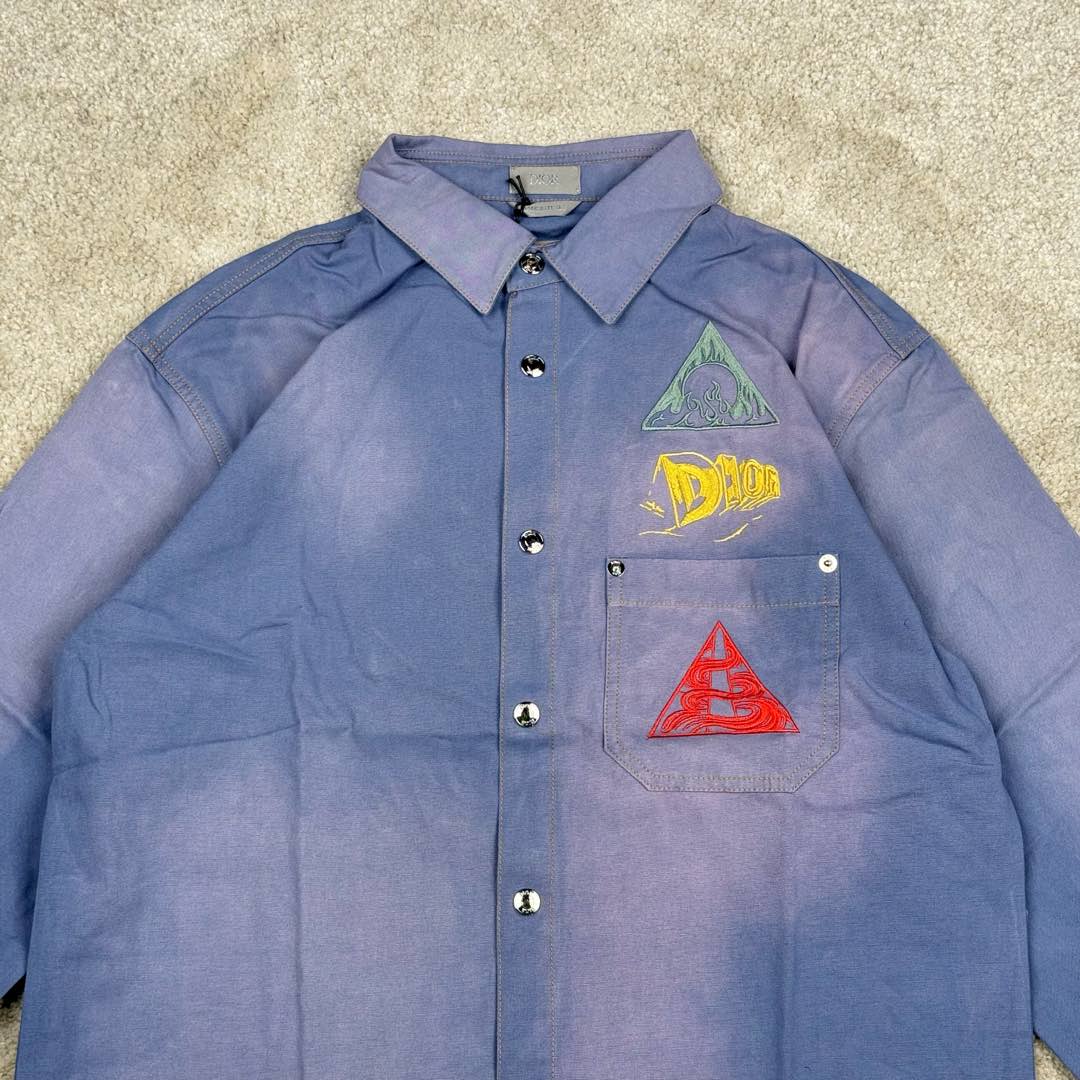 图片[4]-＃GD广顶 DIOR迪奥纯色图案印花尖领长袖衬衫 浅蓝色【淡蓝色宇宙沙漠衬衫】官网价：17500 ￥（1556T）面料采用【21s/2*10s全棉平纹梭织布】【经纬密度70*42】购入Y版打【ABC色样】订染大货面料颜色 前后幅采用【日本进口田岛绣花机】刺绣 绣线全部采用【水洗防褪色涤纶材质绣花线】前幅采用【垫底水溶帛中空立体绣花】后幅采用【8色绣线榻榻米针法+外圈包边绣】裁片加缩率成衣成品洗水 洗水工艺采用【开模定位喷马骝喷白工艺】后期轻酵洗洗做旧柔软手感 配套【铝合金材质带品牌字母logo四合扣铆钉】尺码：38 39 40 41-选品中心