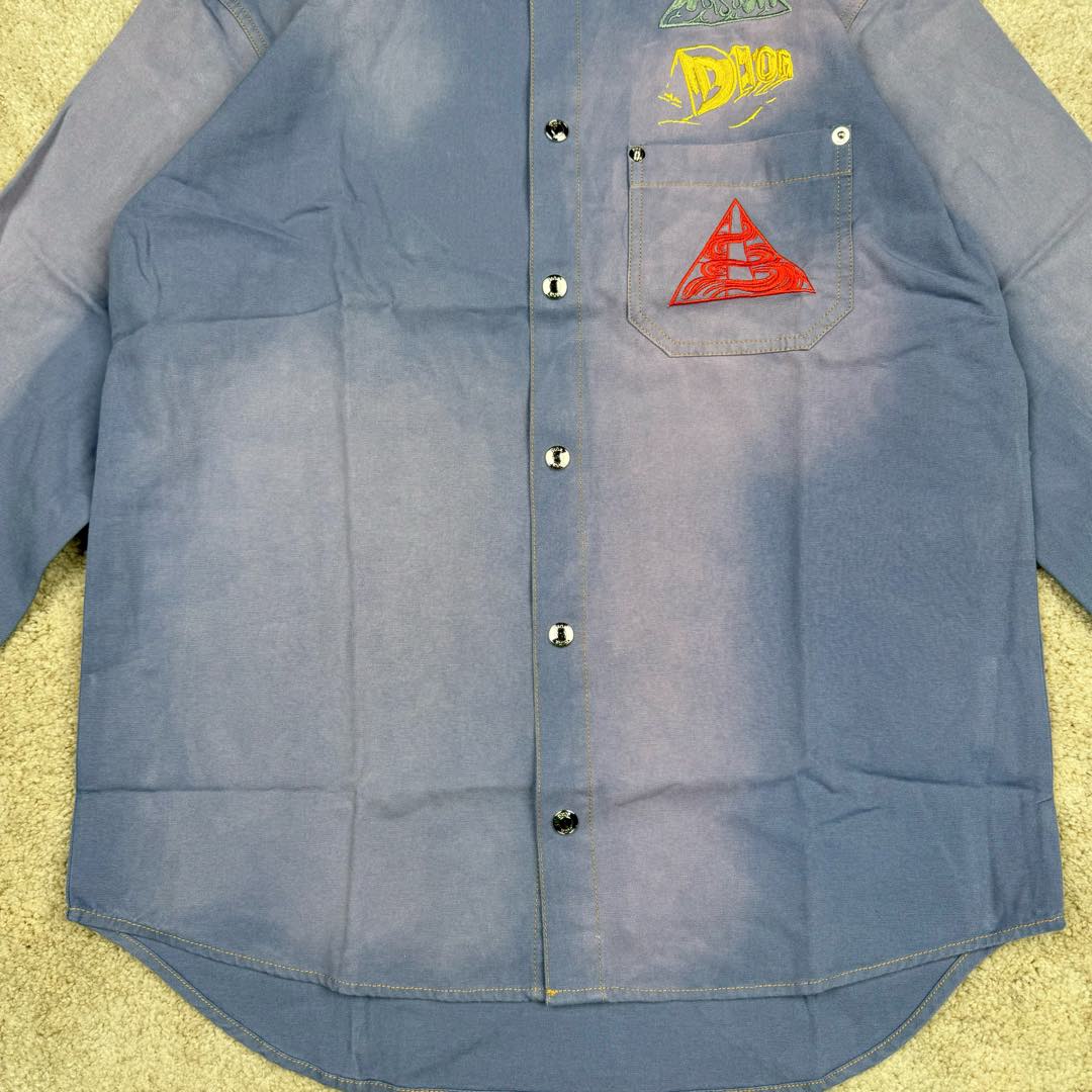 图片[7]-＃GD广顶 DIOR迪奥纯色图案印花尖领长袖衬衫 浅蓝色【淡蓝色宇宙沙漠衬衫】官网价：17500 ￥（1556T）面料采用【21s/2*10s全棉平纹梭织布】【经纬密度70*42】购入Y版打【ABC色样】订染大货面料颜色 前后幅采用【日本进口田岛绣花机】刺绣 绣线全部采用【水洗防褪色涤纶材质绣花线】前幅采用【垫底水溶帛中空立体绣花】后幅采用【8色绣线榻榻米针法+外圈包边绣】裁片加缩率成衣成品洗水 洗水工艺采用【开模定位喷马骝喷白工艺】后期轻酵洗洗做旧柔软手感 配套【铝合金材质带品牌字母logo四合扣铆钉】尺码：38 39 40 41-选品中心