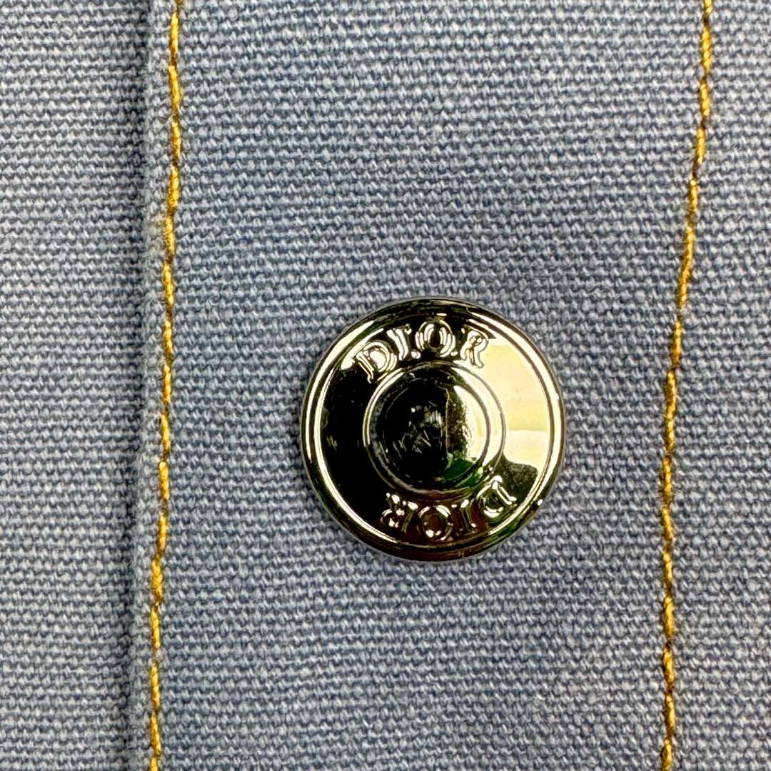 图片[9]-＃GD广顶 DIOR迪奥纯色图案印花尖领长袖衬衫 浅蓝色【淡蓝色宇宙沙漠衬衫】官网价：17500 ￥（1556T）面料采用【21s/2*10s全棉平纹梭织布】【经纬密度70*42】购入Y版打【ABC色样】订染大货面料颜色 前后幅采用【日本进口田岛绣花机】刺绣 绣线全部采用【水洗防褪色涤纶材质绣花线】前幅采用【垫底水溶帛中空立体绣花】后幅采用【8色绣线榻榻米针法+外圈包边绣】裁片加缩率成衣成品洗水 洗水工艺采用【开模定位喷马骝喷白工艺】后期轻酵洗洗做旧柔软手感 配套【铝合金材质带品牌字母logo四合扣铆钉】尺码：38 39 40 41-选品中心