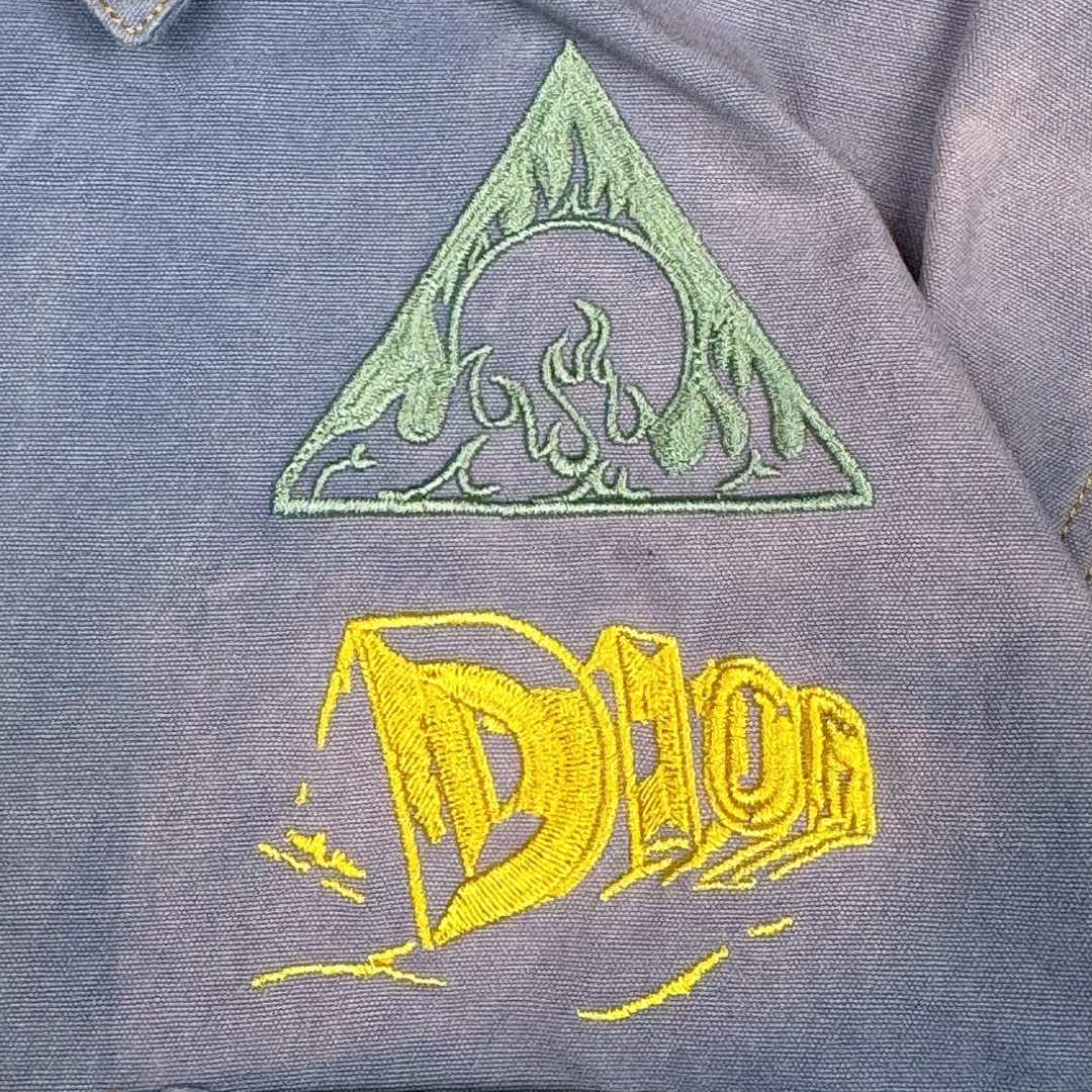 图片[11]-＃GD广顶 DIOR迪奥纯色图案印花尖领长袖衬衫 浅蓝色【淡蓝色宇宙沙漠衬衫】官网价：17500 ￥（1556T）面料采用【21s/2*10s全棉平纹梭织布】【经纬密度70*42】购入Y版打【ABC色样】订染大货面料颜色 前后幅采用【日本进口田岛绣花机】刺绣 绣线全部采用【水洗防褪色涤纶材质绣花线】前幅采用【垫底水溶帛中空立体绣花】后幅采用【8色绣线榻榻米针法+外圈包边绣】裁片加缩率成衣成品洗水 洗水工艺采用【开模定位喷马骝喷白工艺】后期轻酵洗洗做旧柔软手感 配套【铝合金材质带品牌字母logo四合扣铆钉】尺码：38 39 40 41-选品中心