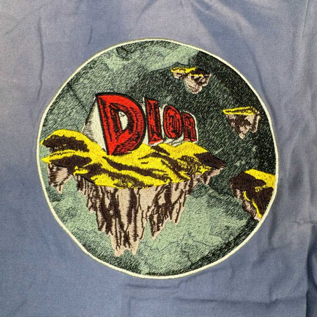 图片[14]-＃GD广顶 DIOR迪奥纯色图案印花尖领长袖衬衫 浅蓝色【淡蓝色宇宙沙漠衬衫】官网价：17500 ￥（1556T）面料采用【21s/2*10s全棉平纹梭织布】【经纬密度70*42】购入Y版打【ABC色样】订染大货面料颜色 前后幅采用【日本进口田岛绣花机】刺绣 绣线全部采用【水洗防褪色涤纶材质绣花线】前幅采用【垫底水溶帛中空立体绣花】后幅采用【8色绣线榻榻米针法+外圈包边绣】裁片加缩率成衣成品洗水 洗水工艺采用【开模定位喷马骝喷白工艺】后期轻酵洗洗做旧柔软手感 配套【铝合金材质带品牌字母logo四合扣铆钉】尺码：38 39 40 41-选品中心