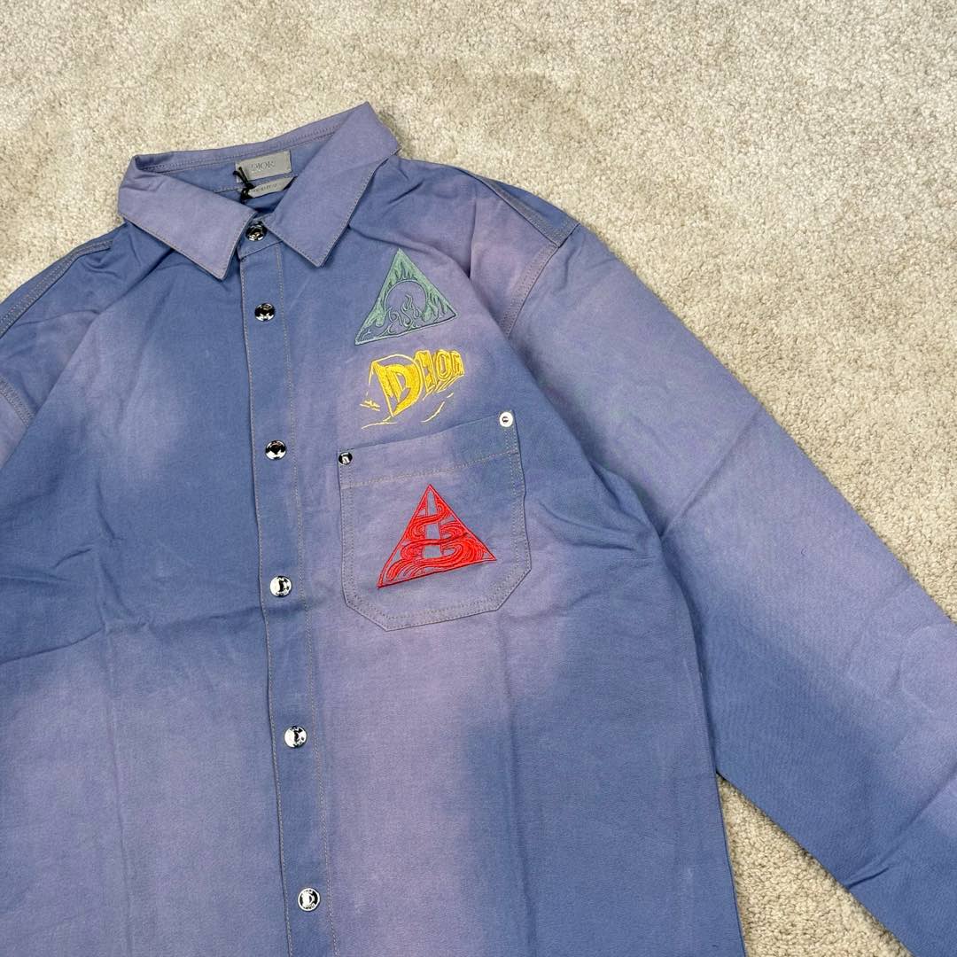 图片[8]-＃GD广顶 DIOR迪奥纯色图案印花尖领长袖衬衫 浅蓝色【淡蓝色宇宙沙漠衬衫】官网价：17500 ￥（1556T）面料采用【21s/2*10s全棉平纹梭织布】【经纬密度70*42】购入Y版打【ABC色样】订染大货面料颜色 前后幅采用【日本进口田岛绣花机】刺绣 绣线全部采用【水洗防褪色涤纶材质绣花线】前幅采用【垫底水溶帛中空立体绣花】后幅采用【8色绣线榻榻米针法+外圈包边绣】裁片加缩率成衣成品洗水 洗水工艺采用【开模定位喷马骝喷白工艺】后期轻酵洗洗做旧柔软手感 配套【铝合金材质带品牌字母logo四合扣铆钉】尺码：38 39 40 41-选品中心