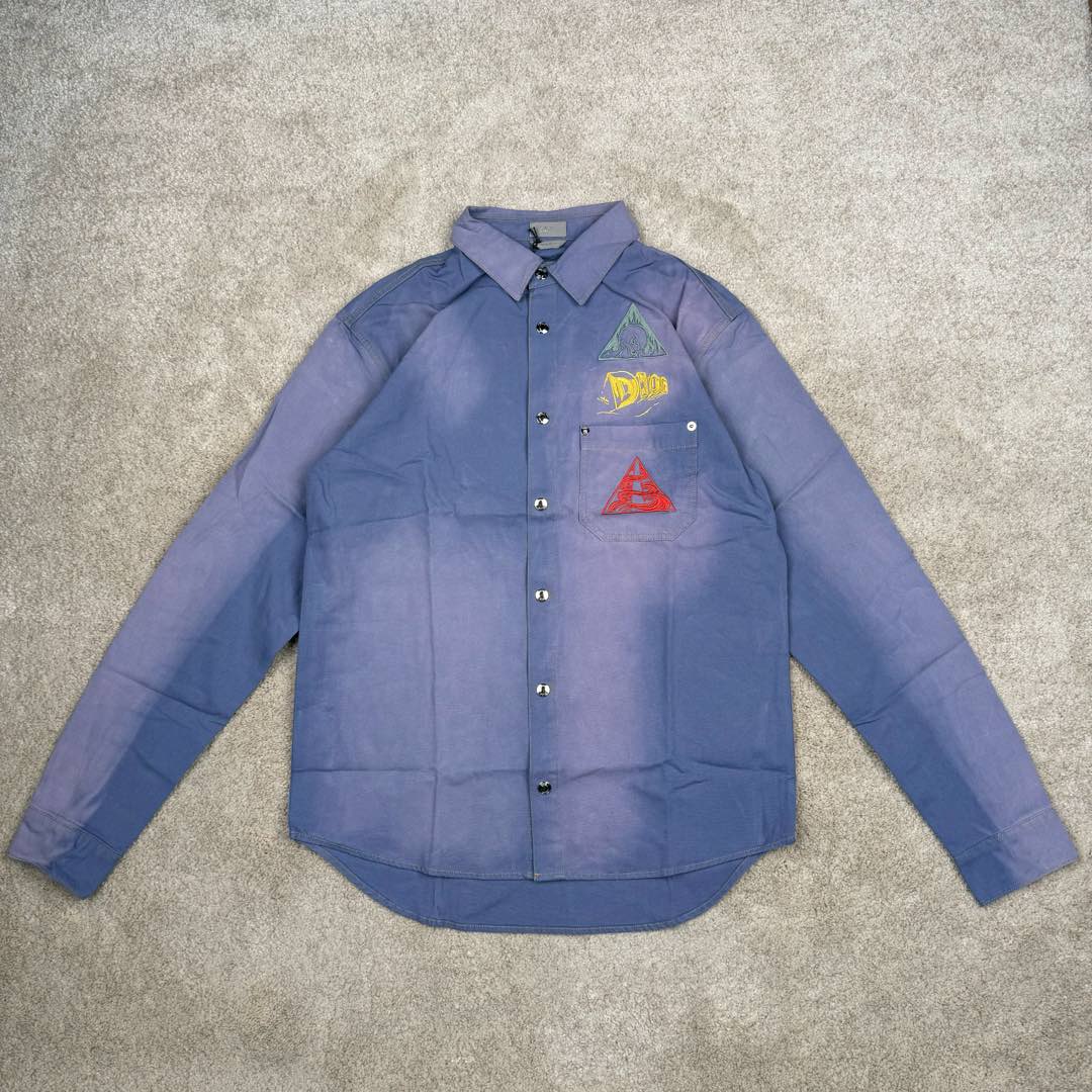 ＃GD广顶 DIOR迪奥纯色图案印花尖领长袖衬衫 浅蓝色【淡蓝色宇宙沙漠衬衫】官网价：17500 ￥（1556T）面料采用【21s/2*10s全棉平纹梭织布】【经纬密度70*42】购入Y版打【ABC色样】订染大货面料颜色 前后幅采用【日本进口田岛绣花机】刺绣 绣线全部采用【水洗防褪色涤纶材质绣花线】前幅采用【垫底水溶帛中空立体绣花】后幅采用【8色绣线榻榻米针法+外圈包边绣】裁片加缩率成衣成品洗水 洗水工艺采用【开模定位喷马骝喷白工艺】后期轻酵洗洗做旧柔软手感 配套【铝合金材质带品牌字母logo四合扣铆钉】尺码：38 39 40 41-选品中心