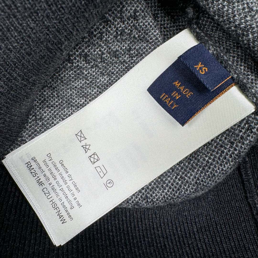 图片[14]-＃GD广顶 LOUIS VUITTON FW24 LV格纹印花Logo图案圆领长袖毛衣 洗水黑色 官网价：10800￥（2332T）毛料参照原版进行【1：1打色定染】采用【48/2超细50%巴素兰羊毛精纺羊毛】进行编织 精纺羊毛织物表面光洁、纹路清晰、质地紧密 显得精致 巴素兰羊毛工艺特点：巴素兰工艺是一种对羊毛进行特殊处理的方法 它能够使羊毛纤维更加【柔软、蓬松】减少羊毛的刺痒感 同时这种工艺还可以提高羊毛的色泽鲜艳度和色牢度 使羊毛制品的颜色更加持久 1. 柔软舒适：处理后的羊毛手感非常柔软 贴身穿着也很舒适 2. 保暖性好：羊毛本身就具有良好的保暖性能 巴素兰羊毛在这方面表现更为出色 3. 色泽美观：颜色鲜艳且持久 能提升羊毛制品的外观品质 采用【德国进口机14G】进行编织 花型采用【纯人工手数绘制】的方式复刻 每件衣服【耗时240分钟】才可织出整件衣服的衣片 最后在通过高品质的人工缝盘锁眼套头 挑撞【纯手工收线头】进行生产 一批大货的生产【周期最少需要15天】尺码：XS S M L-选品中心