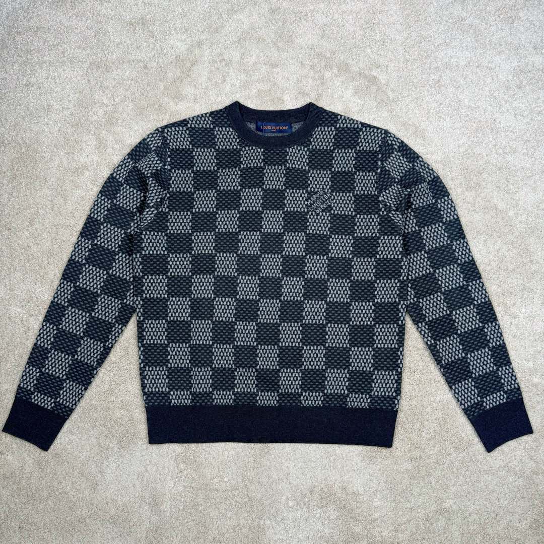 ＃GD广顶 LOUIS VUITTON FW24 LV格纹印花Logo图案圆领长袖毛衣 洗水黑色 官网价：10800￥（2332T）毛料参照原版进行【1：1打色定染】采用【48/2超细50%巴素兰羊毛精纺羊毛】进行编织 精纺羊毛织物表面光洁、纹路清晰、质地紧密 显得精致 巴素兰羊毛工艺特点：巴素兰工艺是一种对羊毛进行特殊处理的方法 它能够使羊毛纤维更加【柔软、蓬松】减少羊毛的刺痒感 同时这种工艺还可以提高羊毛的色泽鲜艳度和色牢度 使羊毛制品的颜色更加持久 1. 柔软舒适：处理后的羊毛手感非常柔软 贴身穿着也很舒适 2. 保暖性好：羊毛本身就具有良好的保暖性能 巴素兰羊毛在这方面表现更为出色 3. 色泽美观：颜色鲜艳且持久 能提升羊毛制品的外观品质 采用【德国进口机14G】进行编织 花型采用【纯人工手数绘制】的方式复刻 每件衣服【耗时240分钟】才可织出整件衣服的衣片 最后在通过高品质的人工缝盘锁眼套头 挑撞【纯手工收线头】进行生产 一批大货的生产【周期最少需要15天】尺码：XS S M L-选品中心