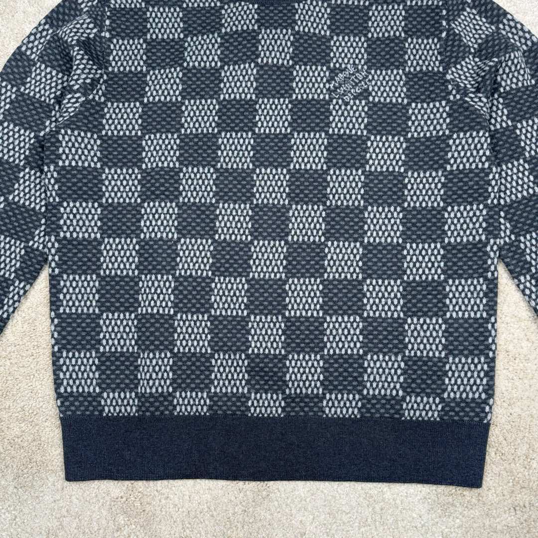 图片[7]-＃GD广顶 LOUIS VUITTON FW24 LV格纹印花Logo图案圆领长袖毛衣 洗水黑色 官网价：10800￥（2332T）毛料参照原版进行【1：1打色定染】采用【48/2超细50%巴素兰羊毛精纺羊毛】进行编织 精纺羊毛织物表面光洁、纹路清晰、质地紧密 显得精致 巴素兰羊毛工艺特点：巴素兰工艺是一种对羊毛进行特殊处理的方法 它能够使羊毛纤维更加【柔软、蓬松】减少羊毛的刺痒感 同时这种工艺还可以提高羊毛的色泽鲜艳度和色牢度 使羊毛制品的颜色更加持久 1. 柔软舒适：处理后的羊毛手感非常柔软 贴身穿着也很舒适 2. 保暖性好：羊毛本身就具有良好的保暖性能 巴素兰羊毛在这方面表现更为出色 3. 色泽美观：颜色鲜艳且持久 能提升羊毛制品的外观品质 采用【德国进口机14G】进行编织 花型采用【纯人工手数绘制】的方式复刻 每件衣服【耗时240分钟】才可织出整件衣服的衣片 最后在通过高品质的人工缝盘锁眼套头 挑撞【纯手工收线头】进行生产 一批大货的生产【周期最少需要15天】尺码：XS S M L-选品中心