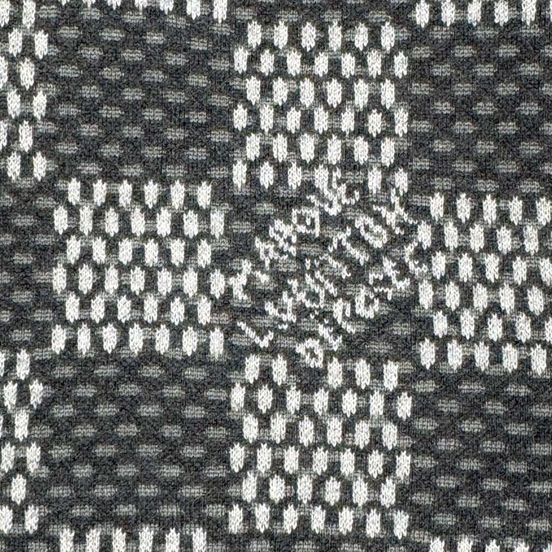 图片[9]-＃GD广顶 LOUIS VUITTON FW24 LV格纹印花Logo图案圆领长袖毛衣 洗水黑色 官网价：10800￥（2332T）毛料参照原版进行【1：1打色定染】采用【48/2超细50%巴素兰羊毛精纺羊毛】进行编织 精纺羊毛织物表面光洁、纹路清晰、质地紧密 显得精致 巴素兰羊毛工艺特点：巴素兰工艺是一种对羊毛进行特殊处理的方法 它能够使羊毛纤维更加【柔软、蓬松】减少羊毛的刺痒感 同时这种工艺还可以提高羊毛的色泽鲜艳度和色牢度 使羊毛制品的颜色更加持久 1. 柔软舒适：处理后的羊毛手感非常柔软 贴身穿着也很舒适 2. 保暖性好：羊毛本身就具有良好的保暖性能 巴素兰羊毛在这方面表现更为出色 3. 色泽美观：颜色鲜艳且持久 能提升羊毛制品的外观品质 采用【德国进口机14G】进行编织 花型采用【纯人工手数绘制】的方式复刻 每件衣服【耗时240分钟】才可织出整件衣服的衣片 最后在通过高品质的人工缝盘锁眼套头 挑撞【纯手工收线头】进行生产 一批大货的生产【周期最少需要15天】尺码：XS S M L-选品中心