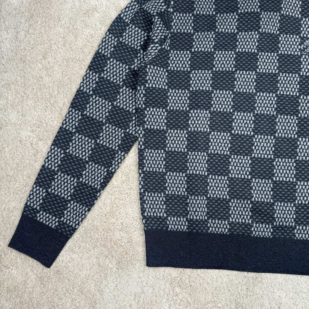 图片[5]-＃GD广顶 LOUIS VUITTON FW24 LV格纹印花Logo图案圆领长袖毛衣 洗水黑色 官网价：10800￥（2332T）毛料参照原版进行【1：1打色定染】采用【48/2超细50%巴素兰羊毛精纺羊毛】进行编织 精纺羊毛织物表面光洁、纹路清晰、质地紧密 显得精致 巴素兰羊毛工艺特点：巴素兰工艺是一种对羊毛进行特殊处理的方法 它能够使羊毛纤维更加【柔软、蓬松】减少羊毛的刺痒感 同时这种工艺还可以提高羊毛的色泽鲜艳度和色牢度 使羊毛制品的颜色更加持久 1. 柔软舒适：处理后的羊毛手感非常柔软 贴身穿着也很舒适 2. 保暖性好：羊毛本身就具有良好的保暖性能 巴素兰羊毛在这方面表现更为出色 3. 色泽美观：颜色鲜艳且持久 能提升羊毛制品的外观品质 采用【德国进口机14G】进行编织 花型采用【纯人工手数绘制】的方式复刻 每件衣服【耗时240分钟】才可织出整件衣服的衣片 最后在通过高品质的人工缝盘锁眼套头 挑撞【纯手工收线头】进行生产 一批大货的生产【周期最少需要15天】尺码：XS S M L-选品中心