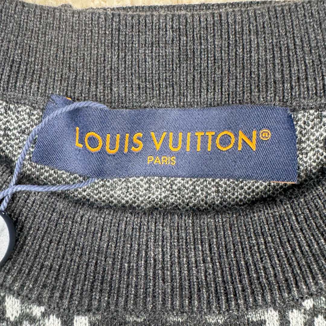 图片[12]-＃GD广顶 LOUIS VUITTON FW24 LV格纹印花Logo图案圆领长袖毛衣 洗水黑色 官网价：10800￥（2332T）毛料参照原版进行【1：1打色定染】采用【48/2超细50%巴素兰羊毛精纺羊毛】进行编织 精纺羊毛织物表面光洁、纹路清晰、质地紧密 显得精致 巴素兰羊毛工艺特点：巴素兰工艺是一种对羊毛进行特殊处理的方法 它能够使羊毛纤维更加【柔软、蓬松】减少羊毛的刺痒感 同时这种工艺还可以提高羊毛的色泽鲜艳度和色牢度 使羊毛制品的颜色更加持久 1. 柔软舒适：处理后的羊毛手感非常柔软 贴身穿着也很舒适 2. 保暖性好：羊毛本身就具有良好的保暖性能 巴素兰羊毛在这方面表现更为出色 3. 色泽美观：颜色鲜艳且持久 能提升羊毛制品的外观品质 采用【德国进口机14G】进行编织 花型采用【纯人工手数绘制】的方式复刻 每件衣服【耗时240分钟】才可织出整件衣服的衣片 最后在通过高品质的人工缝盘锁眼套头 挑撞【纯手工收线头】进行生产 一批大货的生产【周期最少需要15天】尺码：XS S M L-选品中心