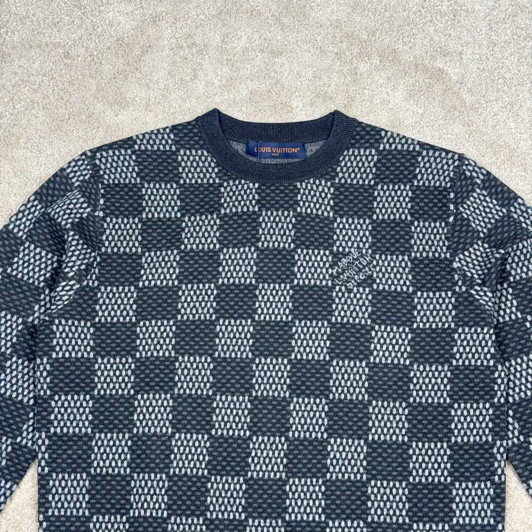 图片[4]-＃GD广顶 LOUIS VUITTON FW24 LV格纹印花Logo图案圆领长袖毛衣 洗水黑色 官网价：10800￥（2332T）毛料参照原版进行【1：1打色定染】采用【48/2超细50%巴素兰羊毛精纺羊毛】进行编织 精纺羊毛织物表面光洁、纹路清晰、质地紧密 显得精致 巴素兰羊毛工艺特点：巴素兰工艺是一种对羊毛进行特殊处理的方法 它能够使羊毛纤维更加【柔软、蓬松】减少羊毛的刺痒感 同时这种工艺还可以提高羊毛的色泽鲜艳度和色牢度 使羊毛制品的颜色更加持久 1. 柔软舒适：处理后的羊毛手感非常柔软 贴身穿着也很舒适 2. 保暖性好：羊毛本身就具有良好的保暖性能 巴素兰羊毛在这方面表现更为出色 3. 色泽美观：颜色鲜艳且持久 能提升羊毛制品的外观品质 采用【德国进口机14G】进行编织 花型采用【纯人工手数绘制】的方式复刻 每件衣服【耗时240分钟】才可织出整件衣服的衣片 最后在通过高品质的人工缝盘锁眼套头 挑撞【纯手工收线头】进行生产 一批大货的生产【周期最少需要15天】尺码：XS S M L-选品中心