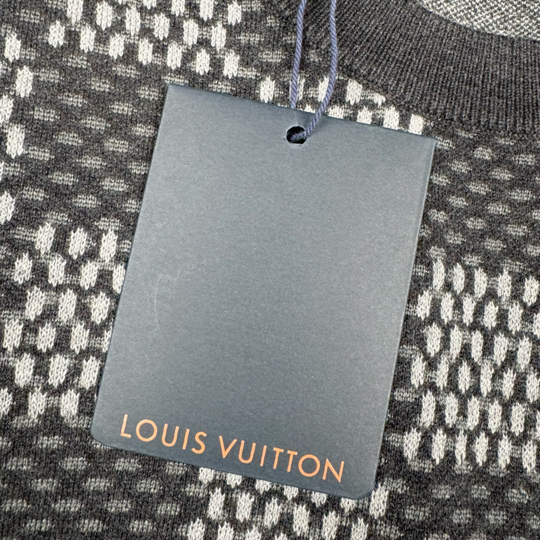 图片[13]-＃GD广顶 LOUIS VUITTON FW24 LV格纹印花Logo图案圆领长袖毛衣 洗水黑色 官网价：10800￥（2332T）毛料参照原版进行【1：1打色定染】采用【48/2超细50%巴素兰羊毛精纺羊毛】进行编织 精纺羊毛织物表面光洁、纹路清晰、质地紧密 显得精致 巴素兰羊毛工艺特点：巴素兰工艺是一种对羊毛进行特殊处理的方法 它能够使羊毛纤维更加【柔软、蓬松】减少羊毛的刺痒感 同时这种工艺还可以提高羊毛的色泽鲜艳度和色牢度 使羊毛制品的颜色更加持久 1. 柔软舒适：处理后的羊毛手感非常柔软 贴身穿着也很舒适 2. 保暖性好：羊毛本身就具有良好的保暖性能 巴素兰羊毛在这方面表现更为出色 3. 色泽美观：颜色鲜艳且持久 能提升羊毛制品的外观品质 采用【德国进口机14G】进行编织 花型采用【纯人工手数绘制】的方式复刻 每件衣服【耗时240分钟】才可织出整件衣服的衣片 最后在通过高品质的人工缝盘锁眼套头 挑撞【纯手工收线头】进行生产 一批大货的生产【周期最少需要15天】尺码：XS S M L-选品中心