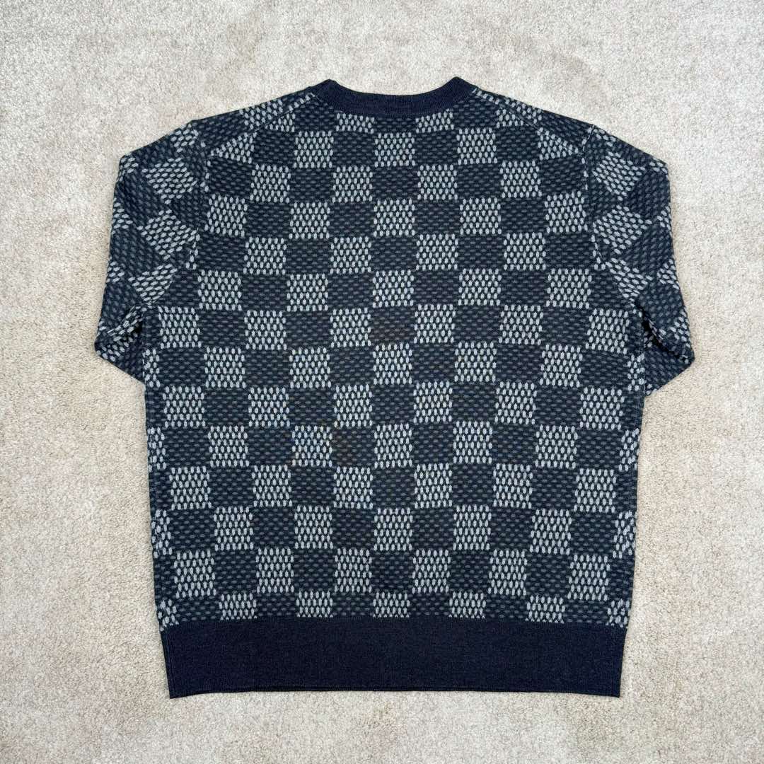 图片[3]-＃GD广顶 LOUIS VUITTON FW24 LV格纹印花Logo图案圆领长袖毛衣 洗水黑色 官网价：10800￥（2332T）毛料参照原版进行【1：1打色定染】采用【48/2超细50%巴素兰羊毛精纺羊毛】进行编织 精纺羊毛织物表面光洁、纹路清晰、质地紧密 显得精致 巴素兰羊毛工艺特点：巴素兰工艺是一种对羊毛进行特殊处理的方法 它能够使羊毛纤维更加【柔软、蓬松】减少羊毛的刺痒感 同时这种工艺还可以提高羊毛的色泽鲜艳度和色牢度 使羊毛制品的颜色更加持久 1. 柔软舒适：处理后的羊毛手感非常柔软 贴身穿着也很舒适 2. 保暖性好：羊毛本身就具有良好的保暖性能 巴素兰羊毛在这方面表现更为出色 3. 色泽美观：颜色鲜艳且持久 能提升羊毛制品的外观品质 采用【德国进口机14G】进行编织 花型采用【纯人工手数绘制】的方式复刻 每件衣服【耗时240分钟】才可织出整件衣服的衣片 最后在通过高品质的人工缝盘锁眼套头 挑撞【纯手工收线头】进行生产 一批大货的生产【周期最少需要15天】尺码：XS S M L-选品中心