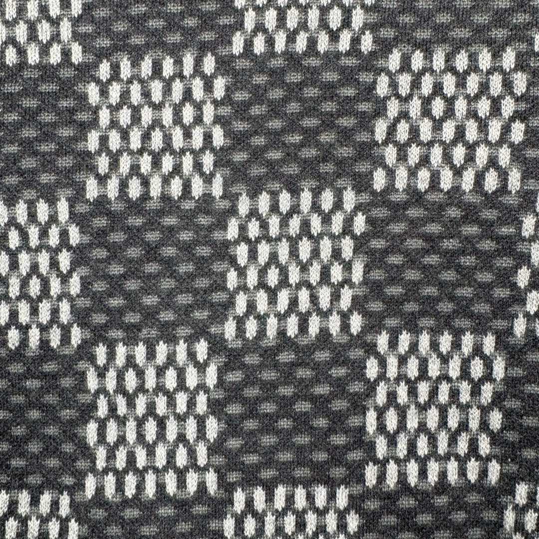 图片[11]-＃GD广顶 LOUIS VUITTON FW24 LV格纹印花Logo图案圆领长袖毛衣 洗水黑色 官网价：10800￥（2332T）毛料参照原版进行【1：1打色定染】采用【48/2超细50%巴素兰羊毛精纺羊毛】进行编织 精纺羊毛织物表面光洁、纹路清晰、质地紧密 显得精致 巴素兰羊毛工艺特点：巴素兰工艺是一种对羊毛进行特殊处理的方法 它能够使羊毛纤维更加【柔软、蓬松】减少羊毛的刺痒感 同时这种工艺还可以提高羊毛的色泽鲜艳度和色牢度 使羊毛制品的颜色更加持久 1. 柔软舒适：处理后的羊毛手感非常柔软 贴身穿着也很舒适 2. 保暖性好：羊毛本身就具有良好的保暖性能 巴素兰羊毛在这方面表现更为出色 3. 色泽美观：颜色鲜艳且持久 能提升羊毛制品的外观品质 采用【德国进口机14G】进行编织 花型采用【纯人工手数绘制】的方式复刻 每件衣服【耗时240分钟】才可织出整件衣服的衣片 最后在通过高品质的人工缝盘锁眼套头 挑撞【纯手工收线头】进行生产 一批大货的生产【周期最少需要15天】尺码：XS S M L-选品中心