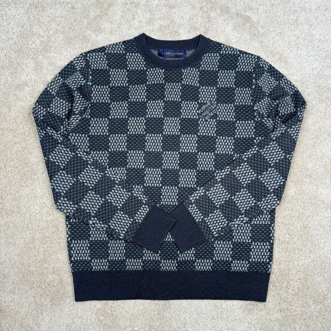 图片[2]-＃GD广顶 LOUIS VUITTON FW24 LV格纹印花Logo图案圆领长袖毛衣 洗水黑色 官网价：10800￥（2332T）毛料参照原版进行【1：1打色定染】采用【48/2超细50%巴素兰羊毛精纺羊毛】进行编织 精纺羊毛织物表面光洁、纹路清晰、质地紧密 显得精致 巴素兰羊毛工艺特点：巴素兰工艺是一种对羊毛进行特殊处理的方法 它能够使羊毛纤维更加【柔软、蓬松】减少羊毛的刺痒感 同时这种工艺还可以提高羊毛的色泽鲜艳度和色牢度 使羊毛制品的颜色更加持久 1. 柔软舒适：处理后的羊毛手感非常柔软 贴身穿着也很舒适 2. 保暖性好：羊毛本身就具有良好的保暖性能 巴素兰羊毛在这方面表现更为出色 3. 色泽美观：颜色鲜艳且持久 能提升羊毛制品的外观品质 采用【德国进口机14G】进行编织 花型采用【纯人工手数绘制】的方式复刻 每件衣服【耗时240分钟】才可织出整件衣服的衣片 最后在通过高品质的人工缝盘锁眼套头 挑撞【纯手工收线头】进行生产 一批大货的生产【周期最少需要15天】尺码：XS S M L-选品中心