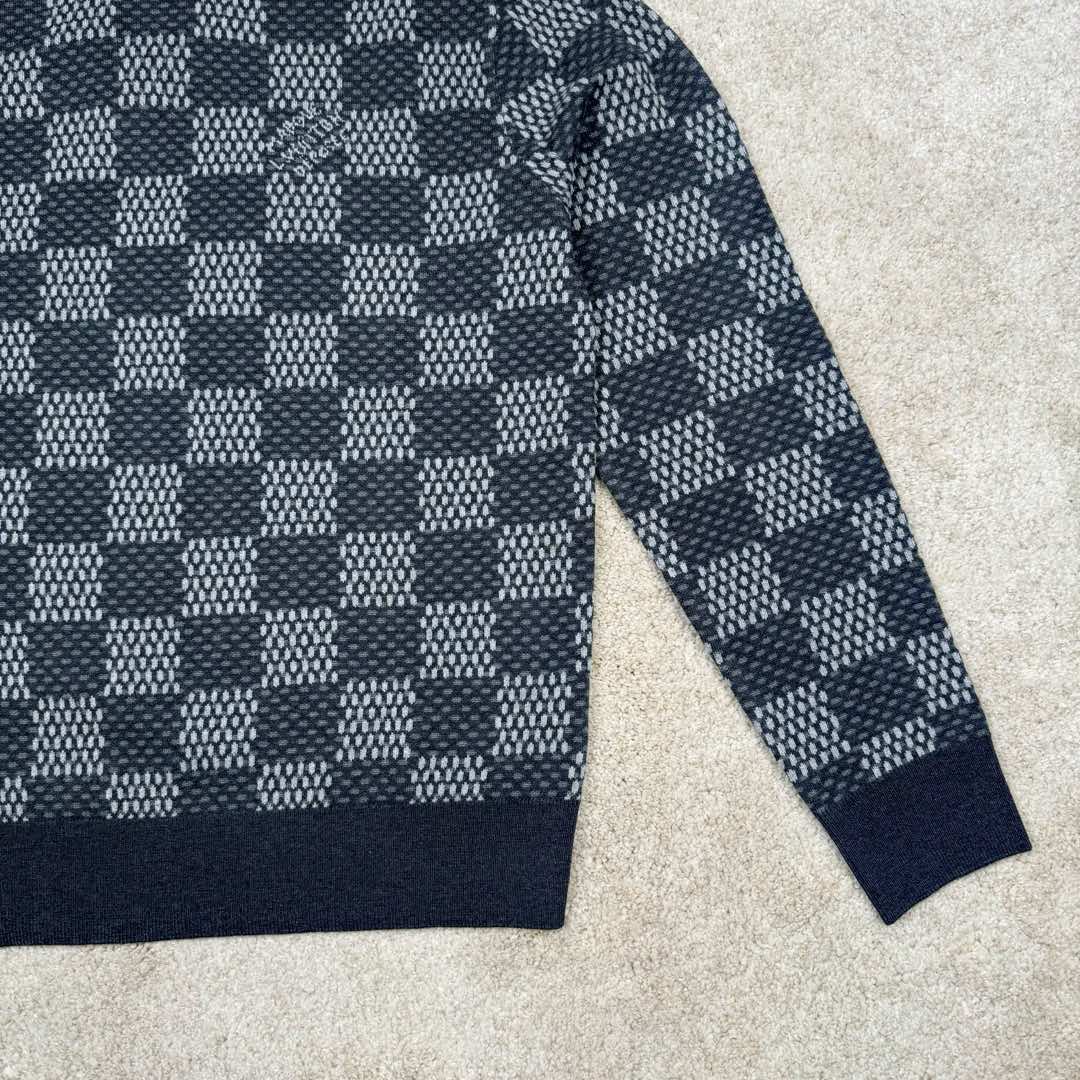 图片[6]-＃GD广顶 LOUIS VUITTON FW24 LV格纹印花Logo图案圆领长袖毛衣 洗水黑色 官网价：10800￥（2332T）毛料参照原版进行【1：1打色定染】采用【48/2超细50%巴素兰羊毛精纺羊毛】进行编织 精纺羊毛织物表面光洁、纹路清晰、质地紧密 显得精致 巴素兰羊毛工艺特点：巴素兰工艺是一种对羊毛进行特殊处理的方法 它能够使羊毛纤维更加【柔软、蓬松】减少羊毛的刺痒感 同时这种工艺还可以提高羊毛的色泽鲜艳度和色牢度 使羊毛制品的颜色更加持久 1. 柔软舒适：处理后的羊毛手感非常柔软 贴身穿着也很舒适 2. 保暖性好：羊毛本身就具有良好的保暖性能 巴素兰羊毛在这方面表现更为出色 3. 色泽美观：颜色鲜艳且持久 能提升羊毛制品的外观品质 采用【德国进口机14G】进行编织 花型采用【纯人工手数绘制】的方式复刻 每件衣服【耗时240分钟】才可织出整件衣服的衣片 最后在通过高品质的人工缝盘锁眼套头 挑撞【纯手工收线头】进行生产 一批大货的生产【周期最少需要15天】尺码：XS S M L-选品中心