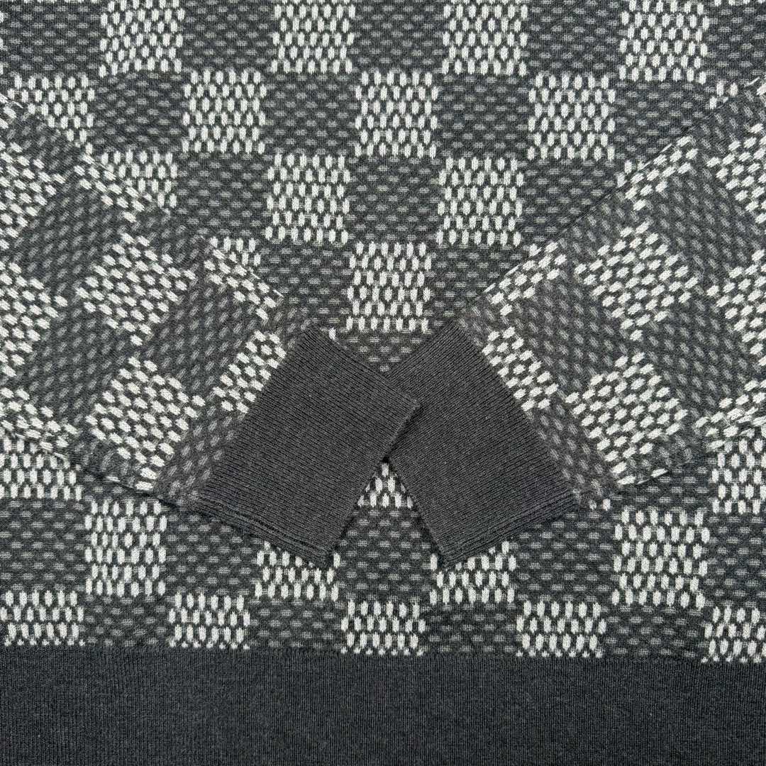 图片[10]-＃GD广顶 LOUIS VUITTON FW24 LV格纹印花Logo图案圆领长袖毛衣 洗水黑色 官网价：10800￥（2332T）毛料参照原版进行【1：1打色定染】采用【48/2超细50%巴素兰羊毛精纺羊毛】进行编织 精纺羊毛织物表面光洁、纹路清晰、质地紧密 显得精致 巴素兰羊毛工艺特点：巴素兰工艺是一种对羊毛进行特殊处理的方法 它能够使羊毛纤维更加【柔软、蓬松】减少羊毛的刺痒感 同时这种工艺还可以提高羊毛的色泽鲜艳度和色牢度 使羊毛制品的颜色更加持久 1. 柔软舒适：处理后的羊毛手感非常柔软 贴身穿着也很舒适 2. 保暖性好：羊毛本身就具有良好的保暖性能 巴素兰羊毛在这方面表现更为出色 3. 色泽美观：颜色鲜艳且持久 能提升羊毛制品的外观品质 采用【德国进口机14G】进行编织 花型采用【纯人工手数绘制】的方式复刻 每件衣服【耗时240分钟】才可织出整件衣服的衣片 最后在通过高品质的人工缝盘锁眼套头 挑撞【纯手工收线头】进行生产 一批大货的生产【周期最少需要15天】尺码：XS S M L-选品中心