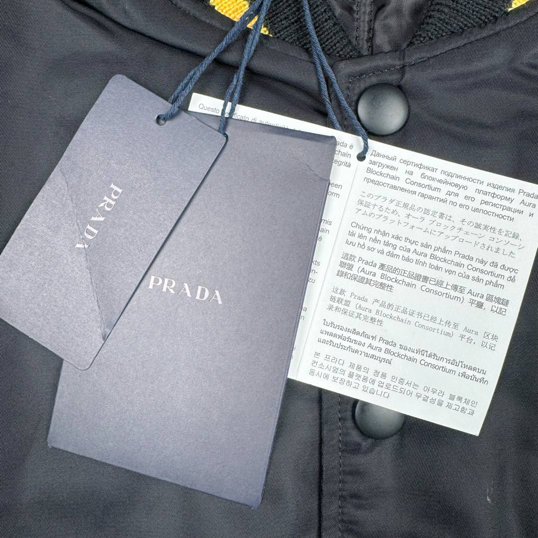 图片[14]-＃GD广顶 PRADA FW24 普拉达字母印花条纹单排扣飞行员夹克外套 黑色 官网价：19300￥（1908C）采用【100%锦纶斜纹面料】【厚度75D】底面做过胶增加面料手感挺度 采用【200D无妨底布】【激光烧花切割章仔】外围采用【国产高速机】【涤纶材质丝光线包边刺绣】开章仔模版【手摇绣花机贴裁片章仔】采用【人造丝斜纹缎面里布】【2寸双针间1200#洗水棉横条】螺纹采用【ADF加长机】织造【10s精梳棉色纱+2根氨纶高丝】-选品中心
