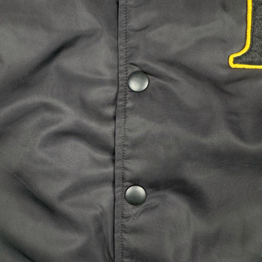 图片[11]-＃GD广顶 PRADA FW24 普拉达字母印花条纹单排扣飞行员夹克外套 黑色 官网价：19300￥（1908C）采用【100%锦纶斜纹面料】【厚度75D】底面做过胶增加面料手感挺度 采用【200D无妨底布】【激光烧花切割章仔】外围采用【国产高速机】【涤纶材质丝光线包边刺绣】开章仔模版【手摇绣花机贴裁片章仔】采用【人造丝斜纹缎面里布】【2寸双针间1200#洗水棉横条】螺纹采用【ADF加长机】织造【10s精梳棉色纱+2根氨纶高丝】-选品中心