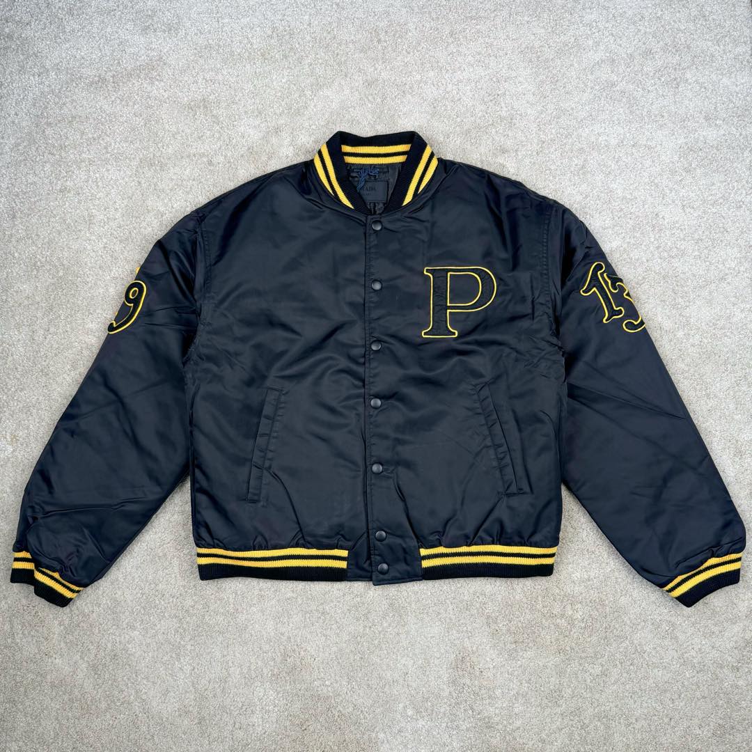 ＃GD广顶 PRADA FW24 普拉达字母印花条纹单排扣飞行员夹克外套 黑色 官网价：19300￥（1908C）采用【100%锦纶斜纹面料】【厚度75D】底面做过胶增加面料手感挺度 采用【200D无妨底布】【激光烧花切割章仔】外围采用【国产高速机】【涤纶材质丝光线包边刺绣】开章仔模版【手摇绣花机贴裁片章仔】采用【人造丝斜纹缎面里布】【2寸双针间1200#洗水棉横条】螺纹采用【ADF加长机】织造【10s精梳棉色纱+2根氨纶高丝】-选品中心