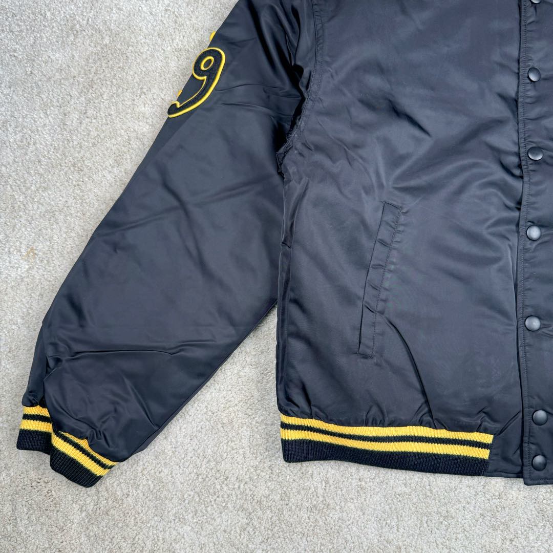 图片[5]-＃GD广顶 PRADA FW24 普拉达字母印花条纹单排扣飞行员夹克外套 黑色 官网价：19300￥（1908C）采用【100%锦纶斜纹面料】【厚度75D】底面做过胶增加面料手感挺度 采用【200D无妨底布】【激光烧花切割章仔】外围采用【国产高速机】【涤纶材质丝光线包边刺绣】开章仔模版【手摇绣花机贴裁片章仔】采用【人造丝斜纹缎面里布】【2寸双针间1200#洗水棉横条】螺纹采用【ADF加长机】织造【10s精梳棉色纱+2根氨纶高丝】-选品中心