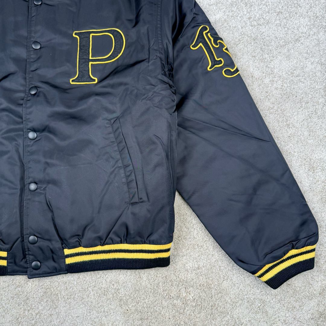 图片[6]-＃GD广顶 PRADA FW24 普拉达字母印花条纹单排扣飞行员夹克外套 黑色 官网价：19300￥（1908C）采用【100%锦纶斜纹面料】【厚度75D】底面做过胶增加面料手感挺度 采用【200D无妨底布】【激光烧花切割章仔】外围采用【国产高速机】【涤纶材质丝光线包边刺绣】开章仔模版【手摇绣花机贴裁片章仔】采用【人造丝斜纹缎面里布】【2寸双针间1200#洗水棉横条】螺纹采用【ADF加长机】织造【10s精梳棉色纱+2根氨纶高丝】-选品中心