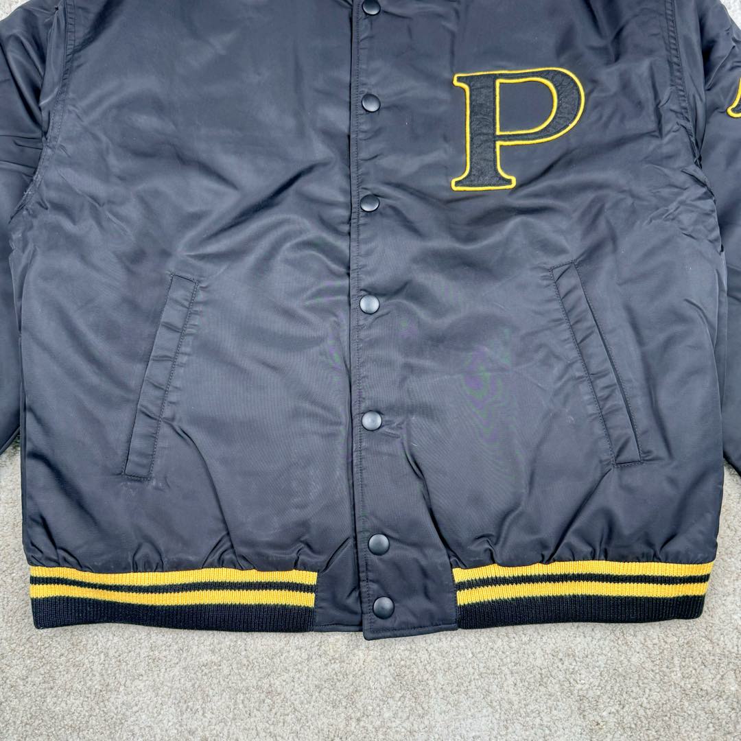 图片[8]-＃GD广顶 PRADA FW24 普拉达字母印花条纹单排扣飞行员夹克外套 黑色 官网价：19300￥（1908C）采用【100%锦纶斜纹面料】【厚度75D】底面做过胶增加面料手感挺度 采用【200D无妨底布】【激光烧花切割章仔】外围采用【国产高速机】【涤纶材质丝光线包边刺绣】开章仔模版【手摇绣花机贴裁片章仔】采用【人造丝斜纹缎面里布】【2寸双针间1200#洗水棉横条】螺纹采用【ADF加长机】织造【10s精梳棉色纱+2根氨纶高丝】-选品中心