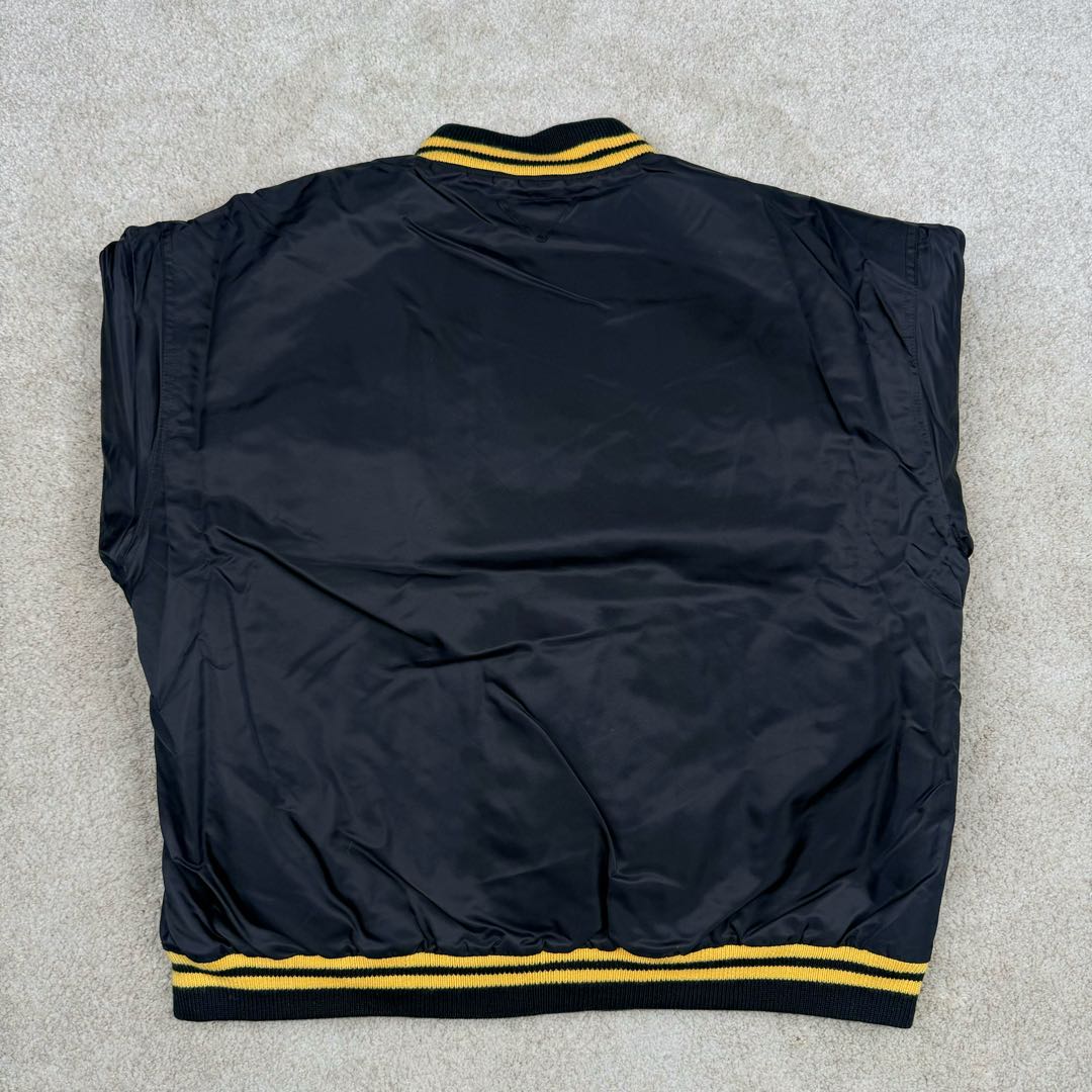 图片[3]-＃GD广顶 PRADA FW24 普拉达字母印花条纹单排扣飞行员夹克外套 黑色 官网价：19300￥（1908C）采用【100%锦纶斜纹面料】【厚度75D】底面做过胶增加面料手感挺度 采用【200D无妨底布】【激光烧花切割章仔】外围采用【国产高速机】【涤纶材质丝光线包边刺绣】开章仔模版【手摇绣花机贴裁片章仔】采用【人造丝斜纹缎面里布】【2寸双针间1200#洗水棉横条】螺纹采用【ADF加长机】织造【10s精梳棉色纱+2根氨纶高丝】-选品中心