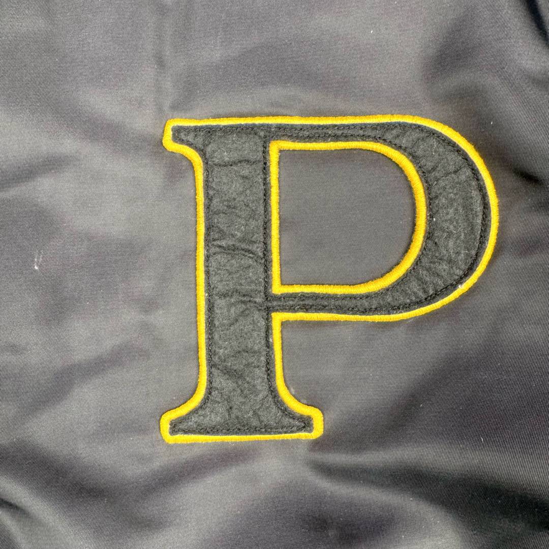 图片[10]-＃GD广顶 PRADA FW24 普拉达字母印花条纹单排扣飞行员夹克外套 黑色 官网价：19300￥（1908C）采用【100%锦纶斜纹面料】【厚度75D】底面做过胶增加面料手感挺度 采用【200D无妨底布】【激光烧花切割章仔】外围采用【国产高速机】【涤纶材质丝光线包边刺绣】开章仔模版【手摇绣花机贴裁片章仔】采用【人造丝斜纹缎面里布】【2寸双针间1200#洗水棉横条】螺纹采用【ADF加长机】织造【10s精梳棉色纱+2根氨纶高丝】-选品中心