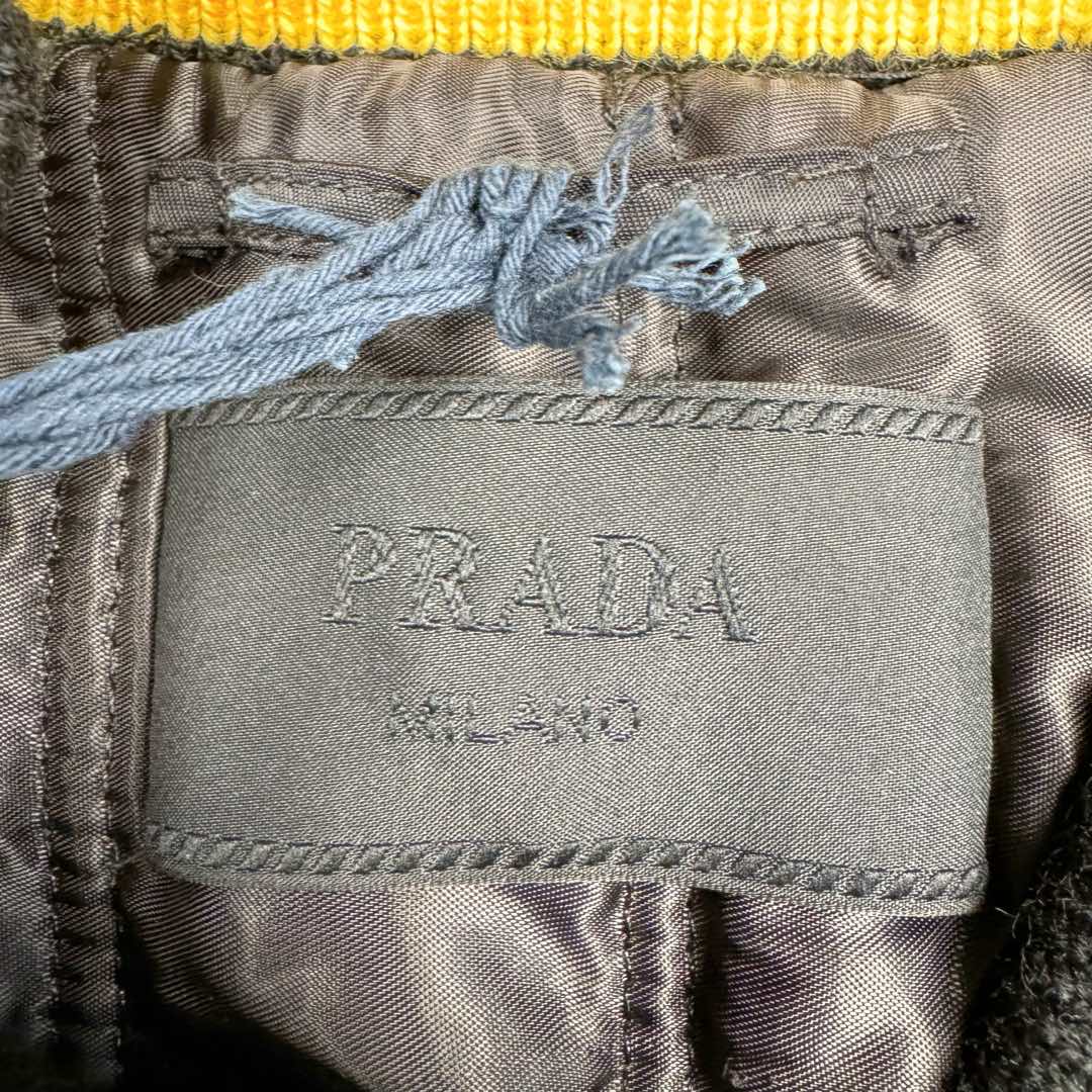 图片[13]-＃GD广顶 PRADA FW24 普拉达字母印花条纹单排扣飞行员夹克外套 黑色 官网价：19300￥（1908C）采用【100%锦纶斜纹面料】【厚度75D】底面做过胶增加面料手感挺度 采用【200D无妨底布】【激光烧花切割章仔】外围采用【国产高速机】【涤纶材质丝光线包边刺绣】开章仔模版【手摇绣花机贴裁片章仔】采用【人造丝斜纹缎面里布】【2寸双针间1200#洗水棉横条】螺纹采用【ADF加长机】织造【10s精梳棉色纱+2根氨纶高丝】-选品中心