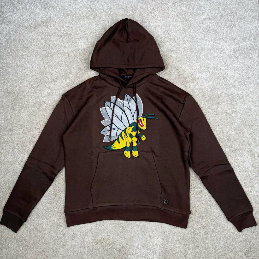 ＃GD广顶 LOUIS VUITTON FW22 LV 小蜜蜂Logo卡通图案抽绳连帽长袖卫衣 棕色【面料采用【32s双股精梳棉大毛圈卫衣布】克重【330g】配套【21s+32s圆筒机开幅克重350g罗纹 购入Y版打AB色样订染大货面料颜色 前幅贴好插袋后【扫粉定位手摇绣花】贴蜜蜂黑色白色两双翅膀后再贴蜜蜂整个身体 蜜蜂翅膀采用【36A锦纶材质网纱】满幅人丝线绣花羽翼【纯手工修剪】牙边做成 蜜蜂身体参照Y版对色订染棉纱颜色【小毛巾绣花机】刺绣 相比市场普通版本大毛巾机粗纱线版本 完全【1：1还原毛线密度】视觉效果上颜色更加密实 绒毛更加立体生动 特别是蜜蜂的两个拳头 小毛巾机的密集勾线使其饱满 能体现出紧握有力的感觉 配套【包棉芯6股棉纱订染帽绳】+【手工订喷亮面漆带logo小吊钟】插袋手工缝制品牌【黄铜材质】喷漆小标识 尺码：XS S M L-选品中心