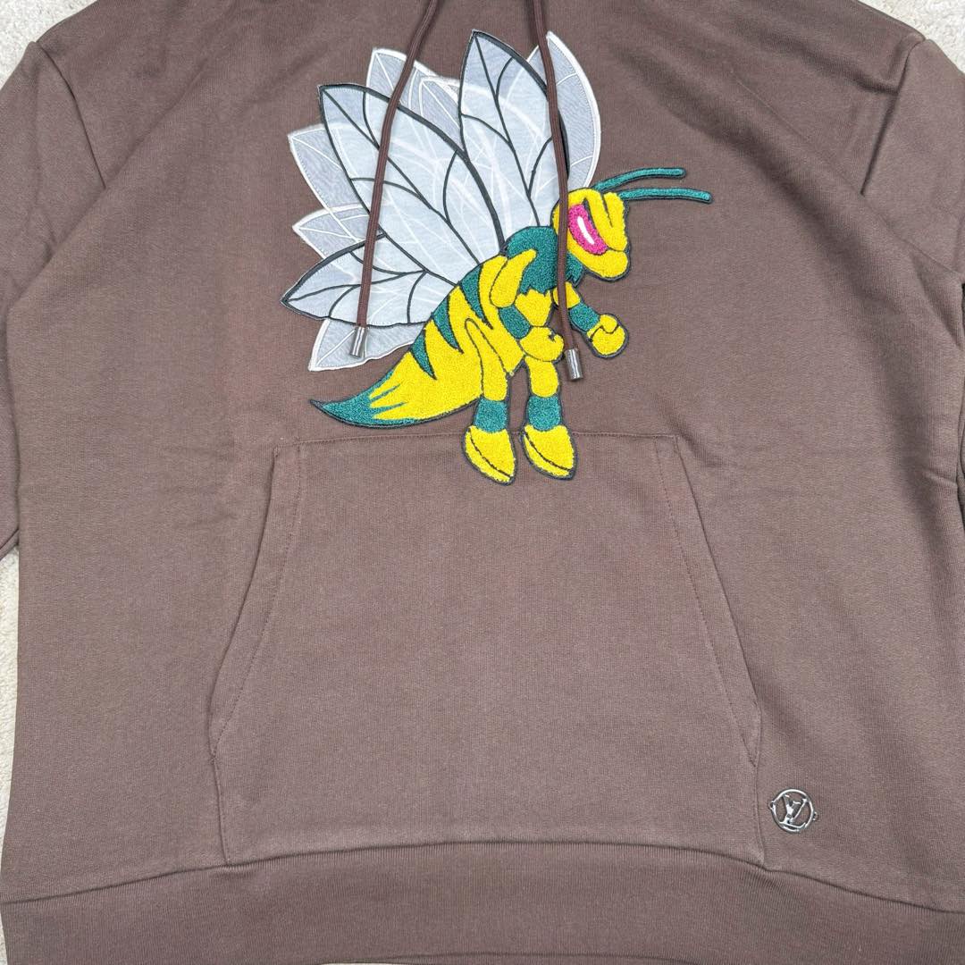 图片[8]-＃GD广顶 LOUIS VUITTON FW22 LV 小蜜蜂Logo卡通图案抽绳连帽长袖卫衣 棕色【面料采用【32s双股精梳棉大毛圈卫衣布】克重【330g】配套【21s+32s圆筒机开幅克重350g罗纹 购入Y版打AB色样订染大货面料颜色 前幅贴好插袋后【扫粉定位手摇绣花】贴蜜蜂黑色白色两双翅膀后再贴蜜蜂整个身体 蜜蜂翅膀采用【36A锦纶材质网纱】满幅人丝线绣花羽翼【纯手工修剪】牙边做成 蜜蜂身体参照Y版对色订染棉纱颜色【小毛巾绣花机】刺绣 相比市场普通版本大毛巾机粗纱线版本 完全【1：1还原毛线密度】视觉效果上颜色更加密实 绒毛更加立体生动 特别是蜜蜂的两个拳头 小毛巾机的密集勾线使其饱满 能体现出紧握有力的感觉 配套【包棉芯6股棉纱订染帽绳】+【手工订喷亮面漆带logo小吊钟】插袋手工缝制品牌【黄铜材质】喷漆小标识 尺码：XS S M L-选品中心